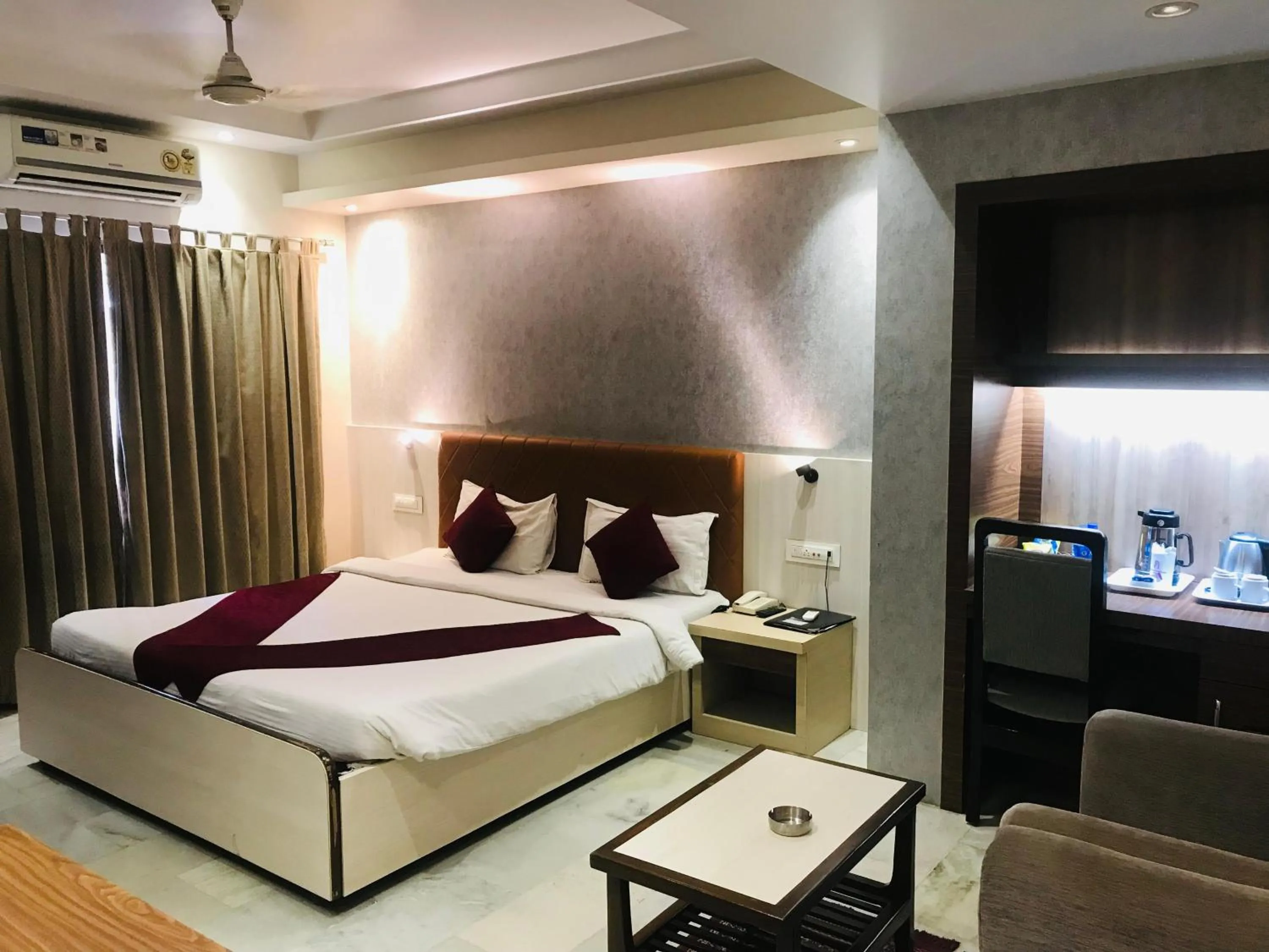 Bedroom, Bed in Pallavi International