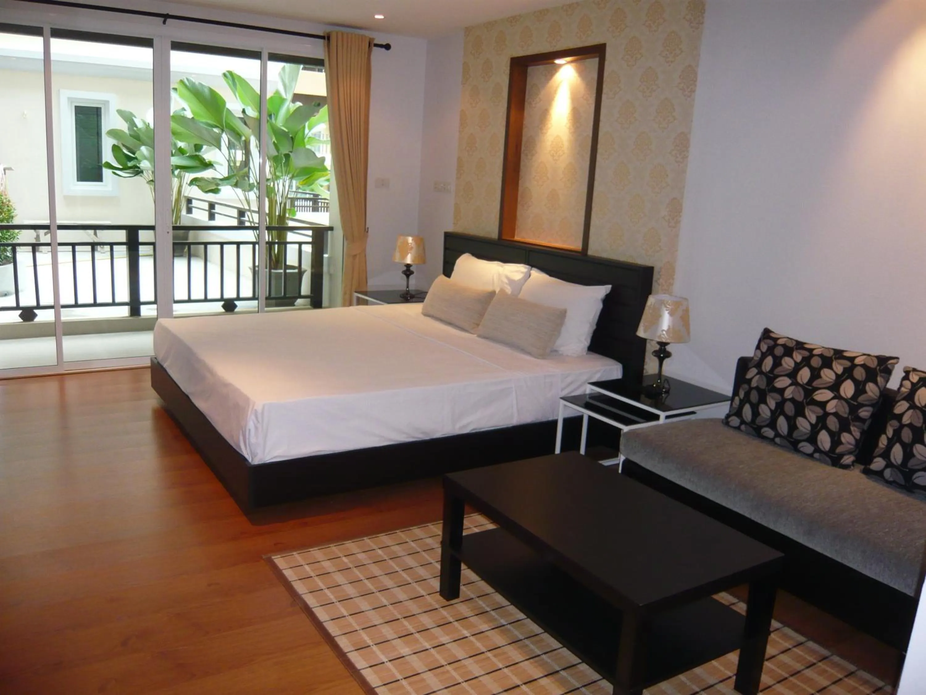 Bedroom, Bed in Jomtien Beach Penthouses