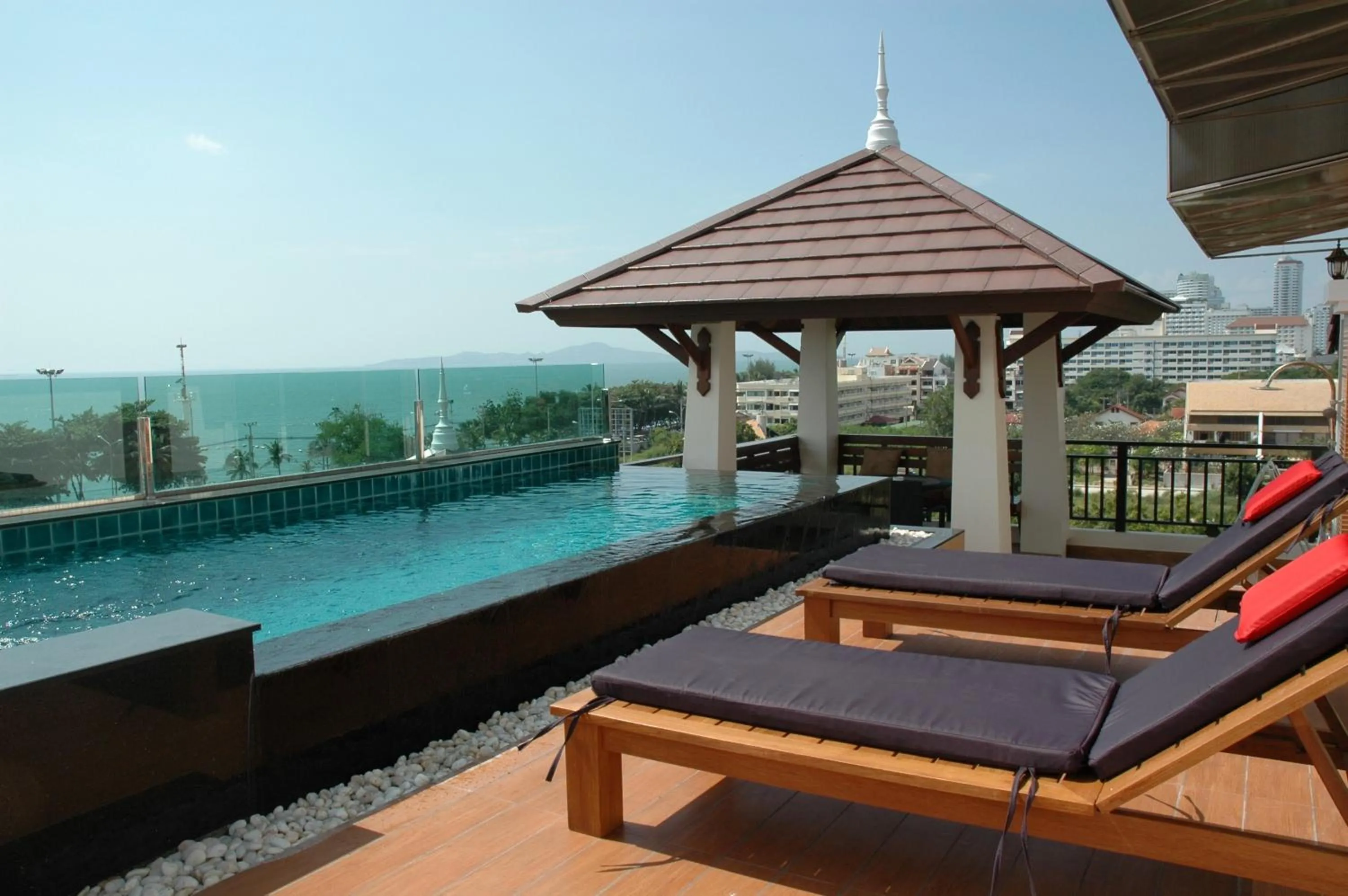 Swimming pool in Jomtien Beach Penthouses