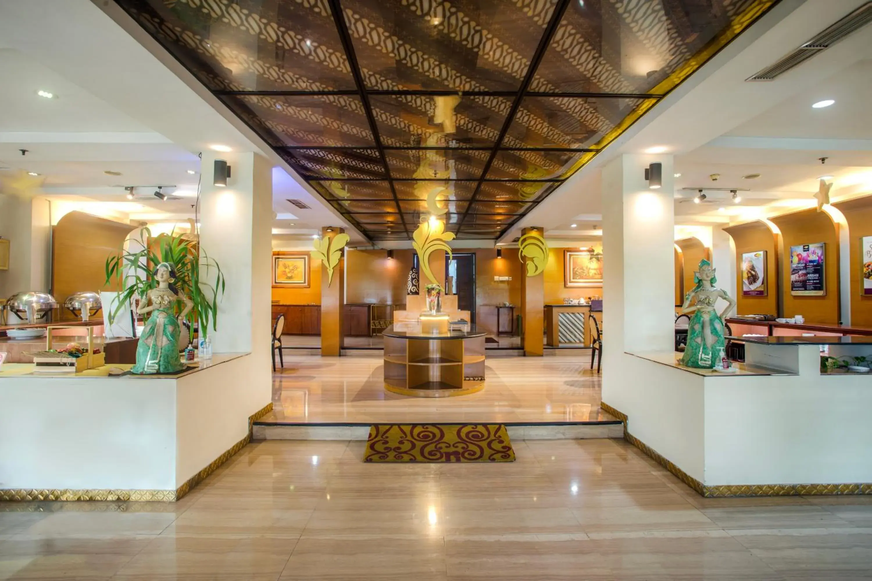 Restaurant/places to eat in Ros-In Hotel Restaurant/places to eat in Ros-In Hotel