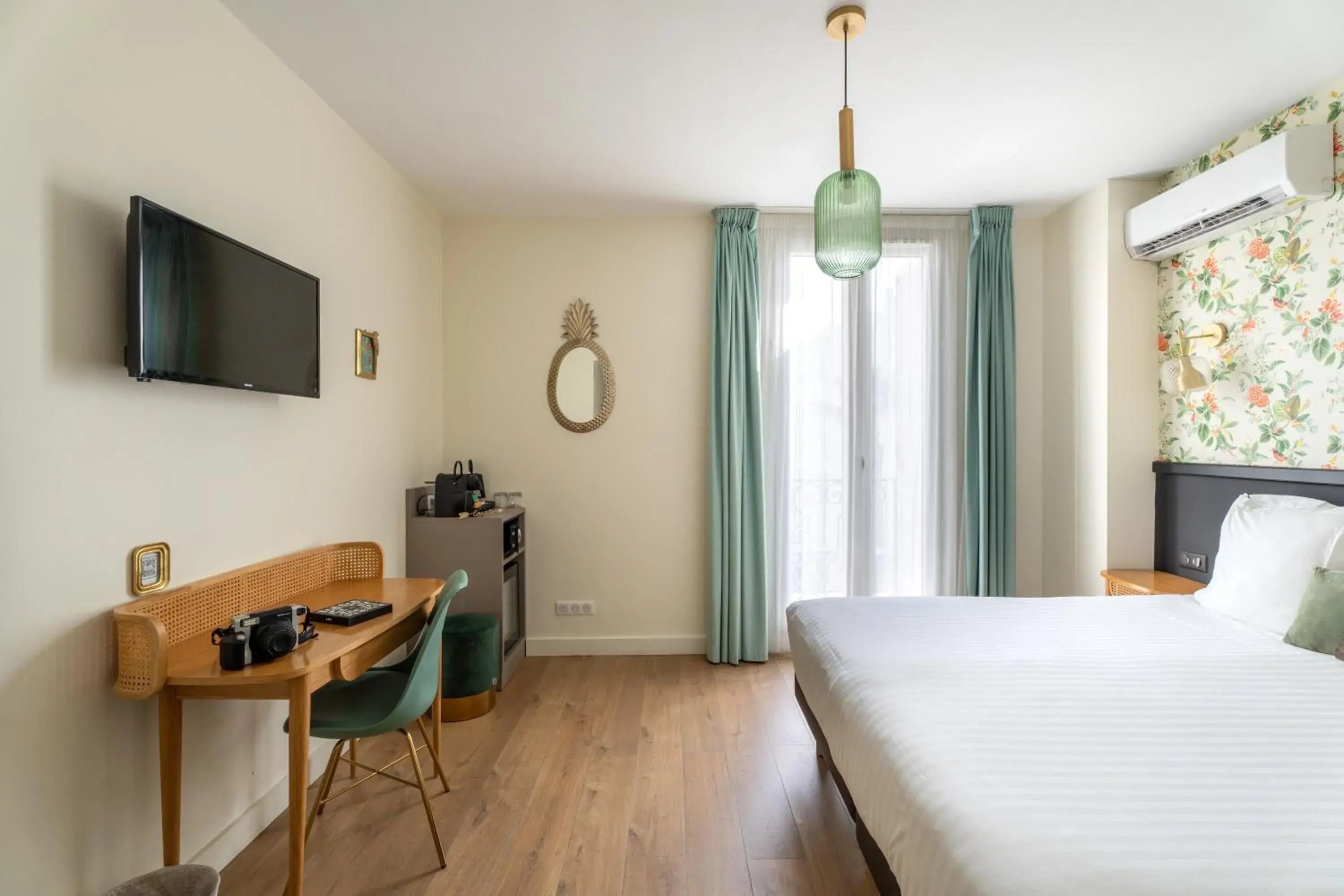 Prestige Room with balcony in Hotel La Villa Nice Promenade Prestige Room with balcony in Hotel La Villa Nice Promenade