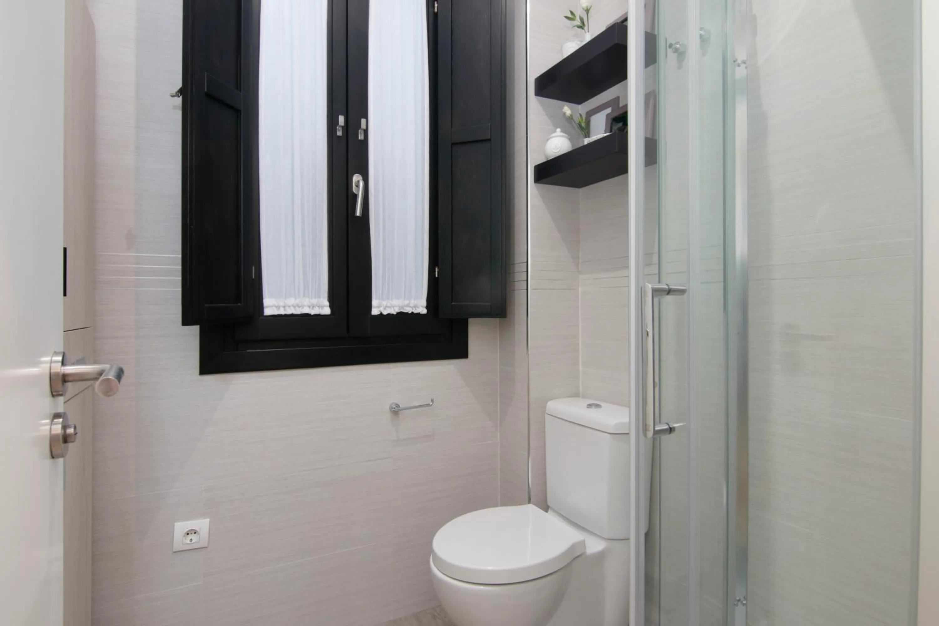 Shower in Catedral Apartment