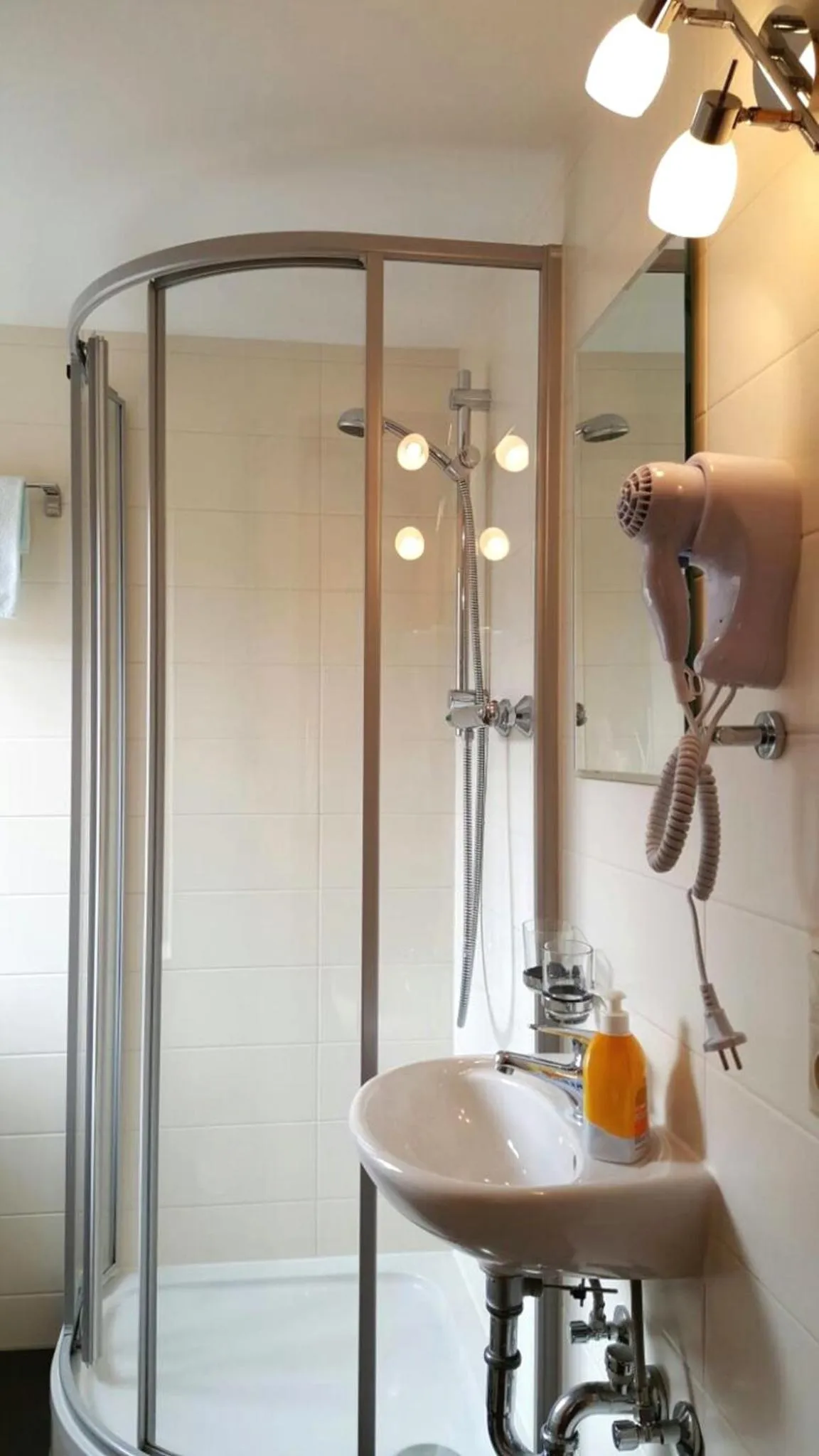 Bathroom in Hotel "Pension Marlis"