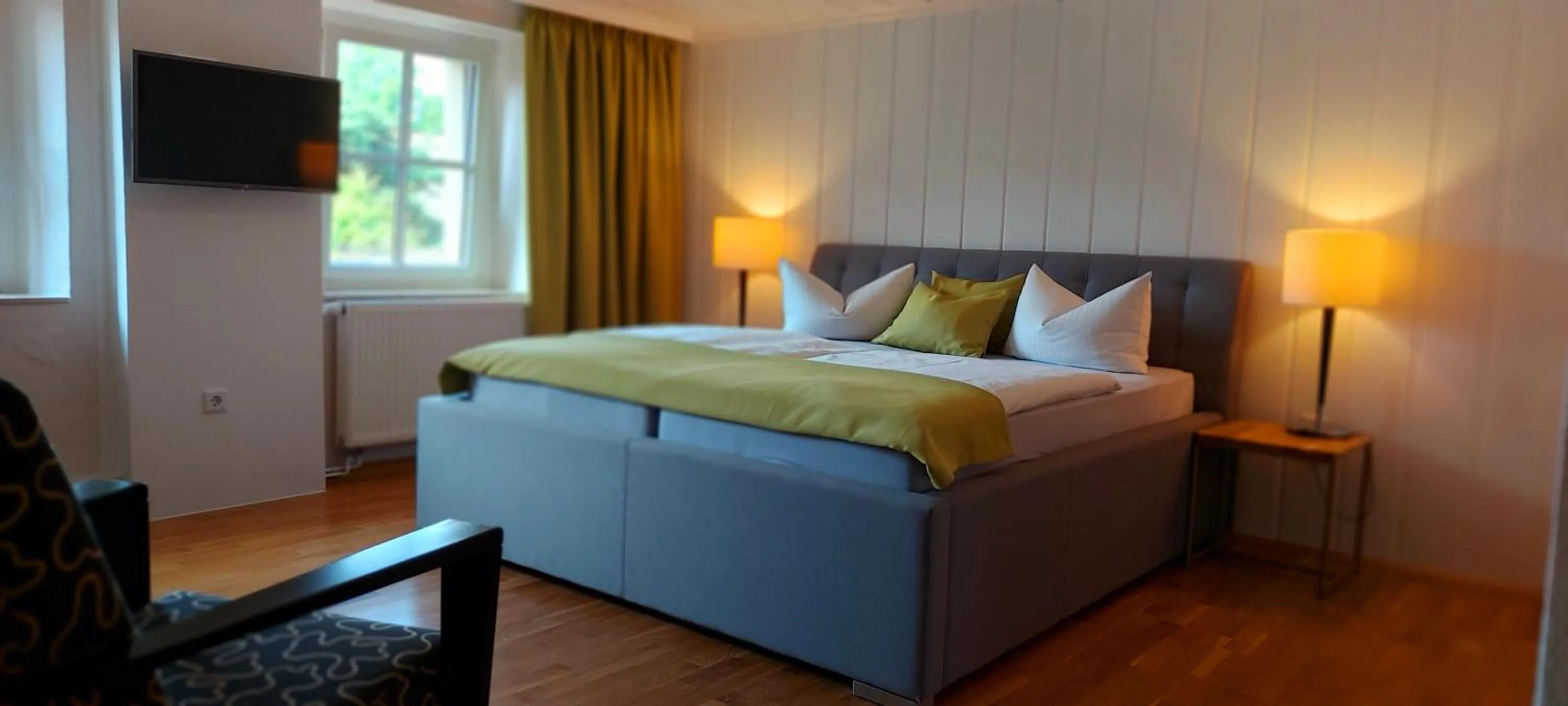 Shower, Bed in Hotel "Pension Marlis"