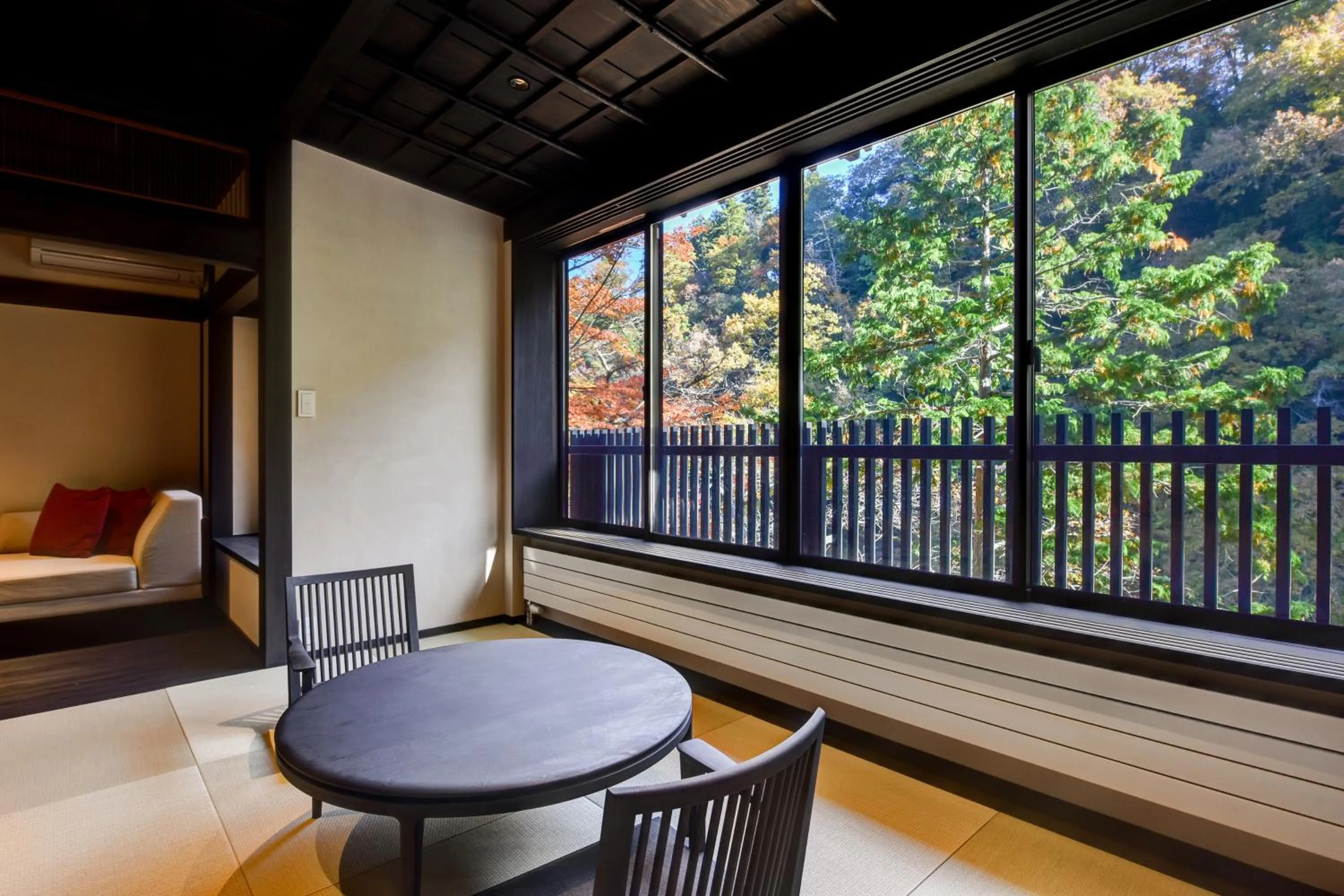 Photo of the whole room in Kyousen