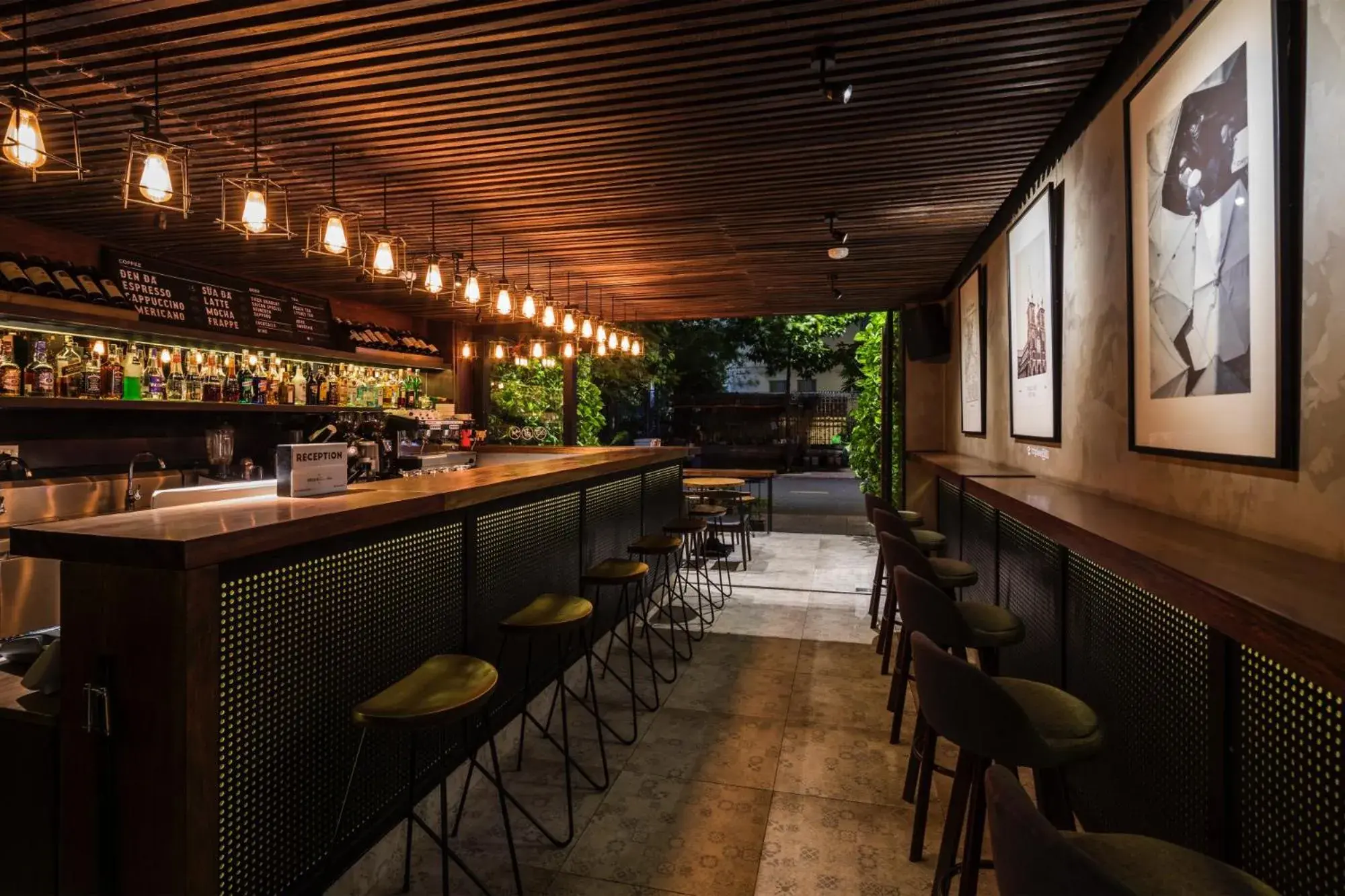 Lounge or bar in Triple E Hotel Fine Art Museum Lounge or bar in Triple E Hotel Fine Art Museum