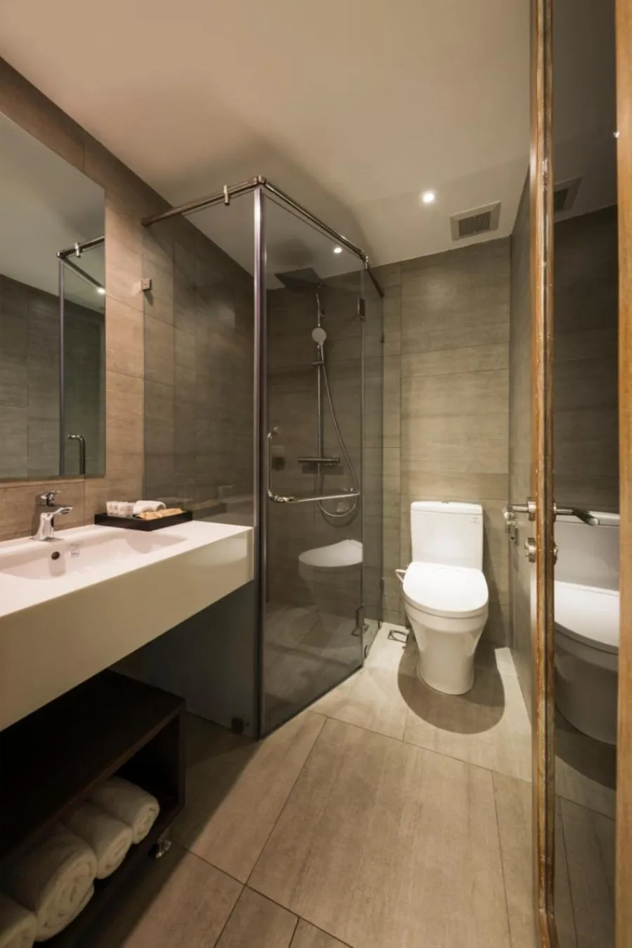 Shower in Triple E Hotel Fine Art Museum