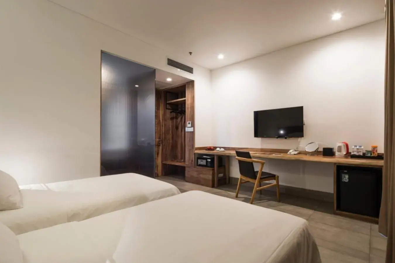 TV and multimedia, Bed in Triple E Hotel Fine Art Museum TV and multimedia, Bed in Triple E Hotel Fine Art Museum