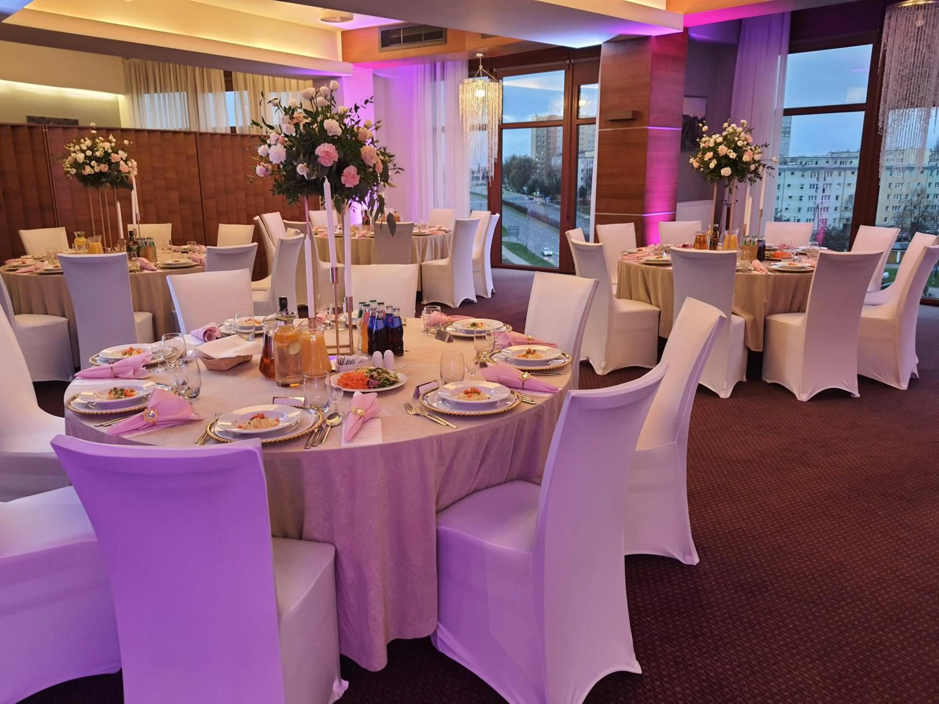 Restaurant/places to eat in Vestil Hotel