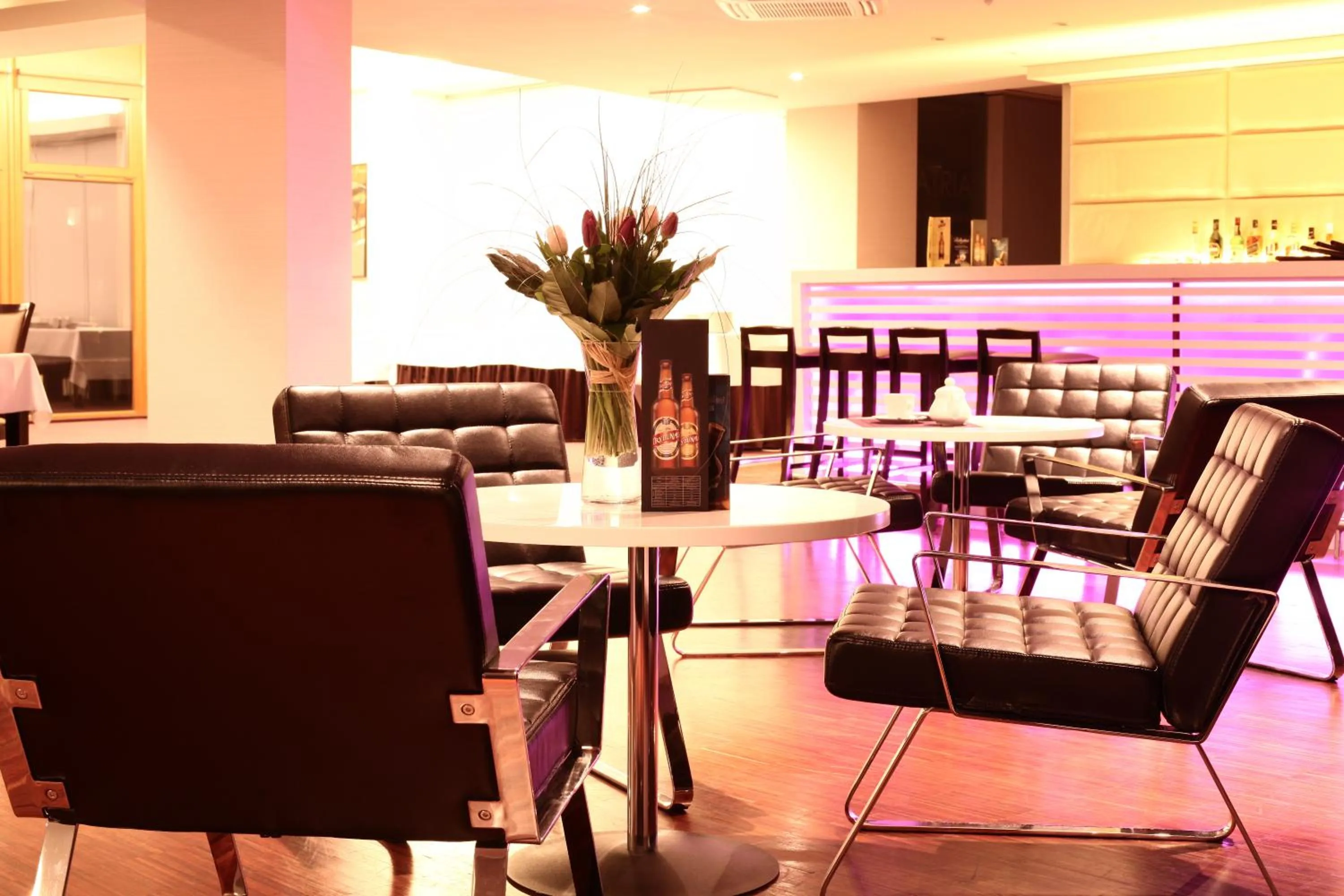 Restaurant/places to eat in Vestil Hotel