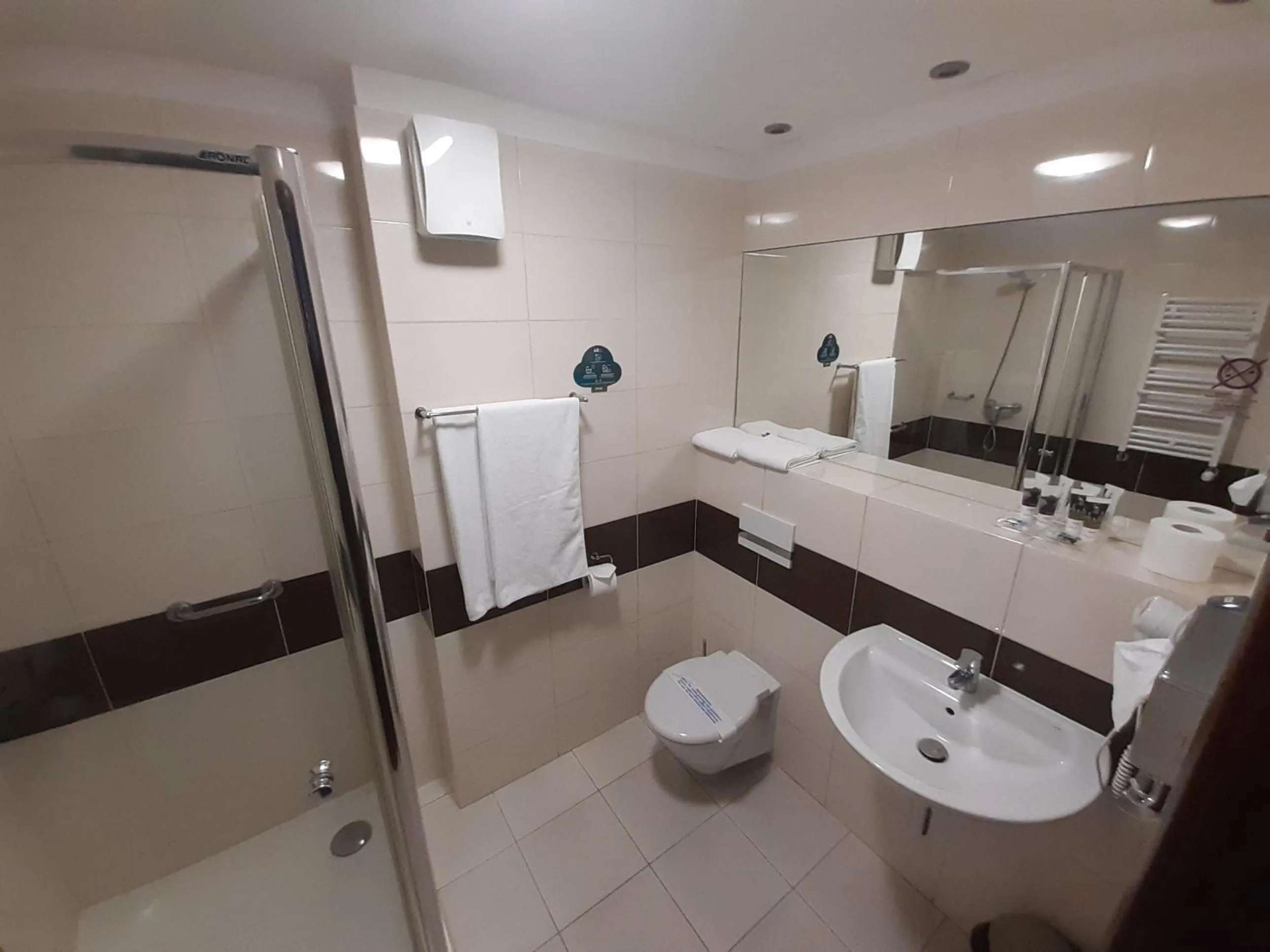 Toilet in Vestil Hotel