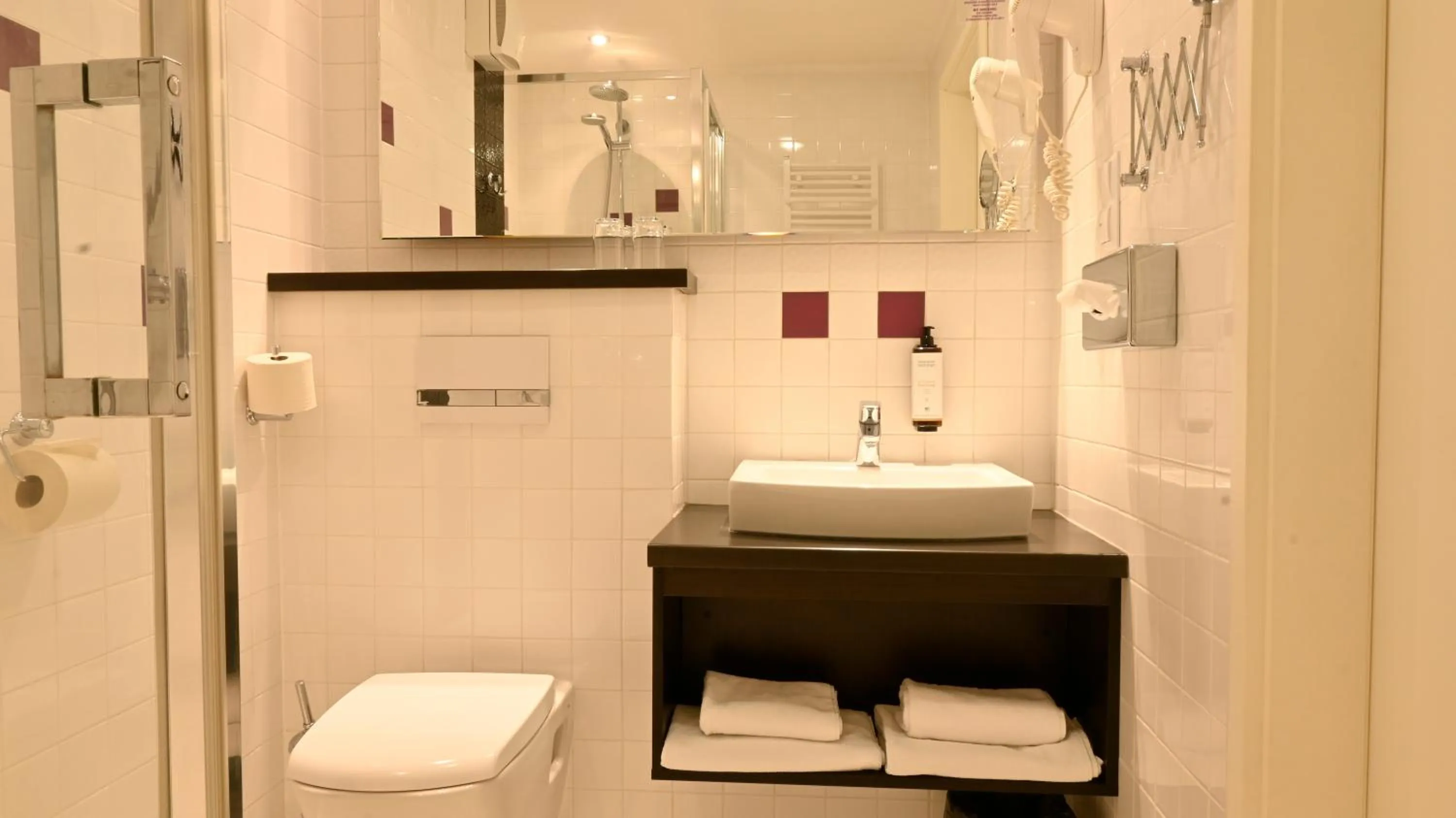 Bathroom in Vestil Hotel