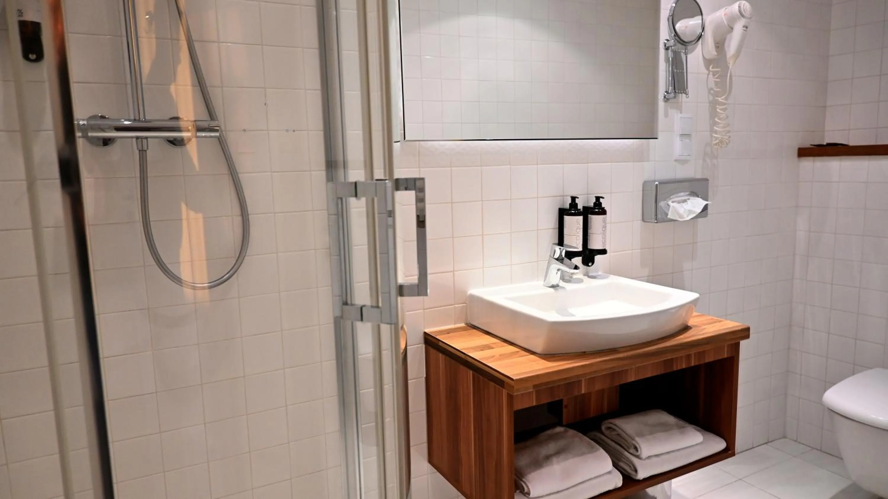 Bathroom in Vestil Hotel