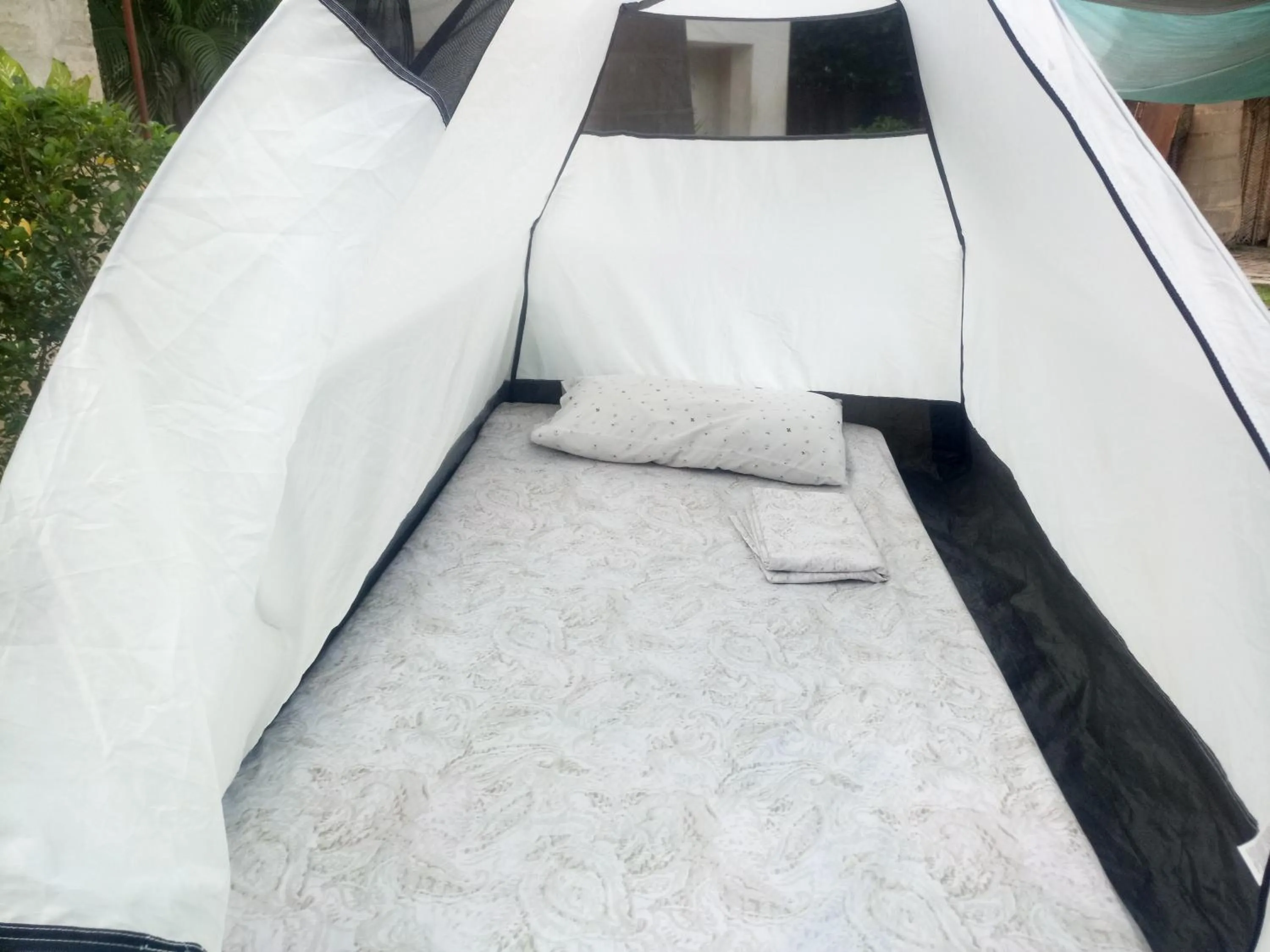 Seating area, Bed in JJ & JE Family House