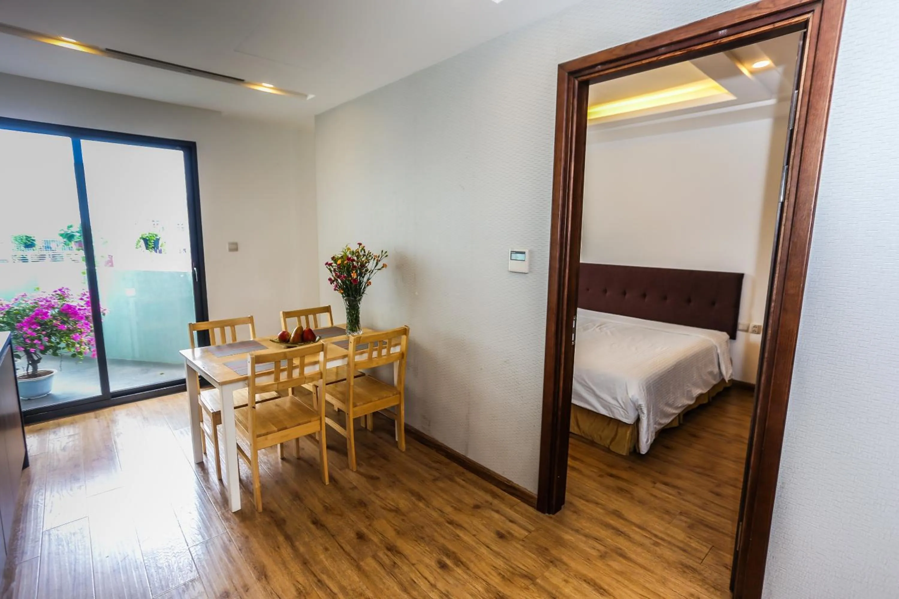 Dining area, Bed in Ficus Suites
