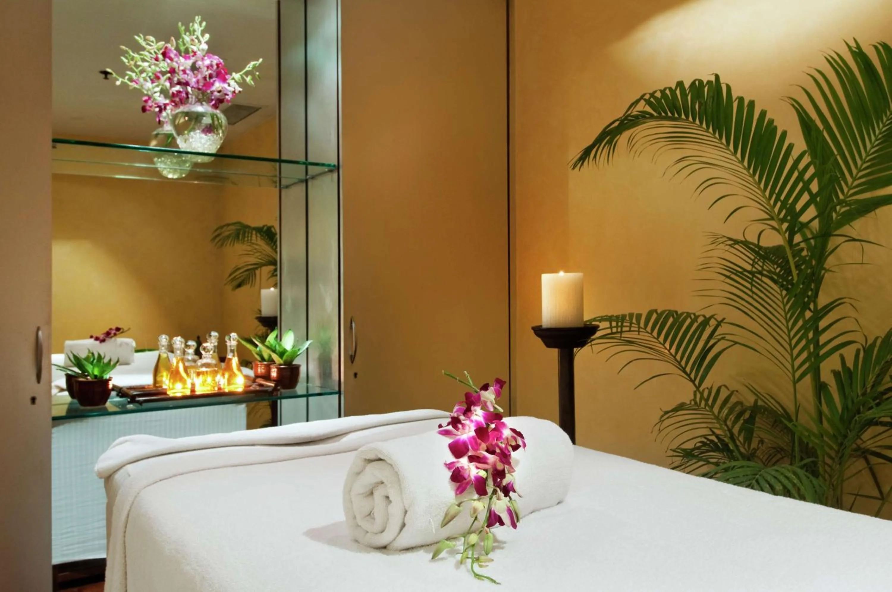 Spa and wellness centre/facilities, Bed in Hilton Mumbai International Airport Hotel