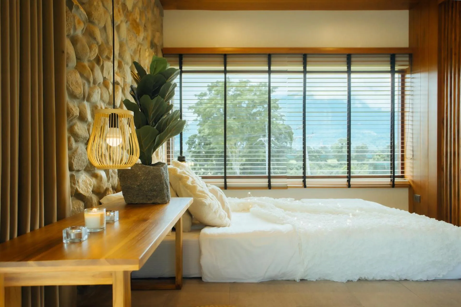 Photo of the whole room, Bed in The CAMPIAN