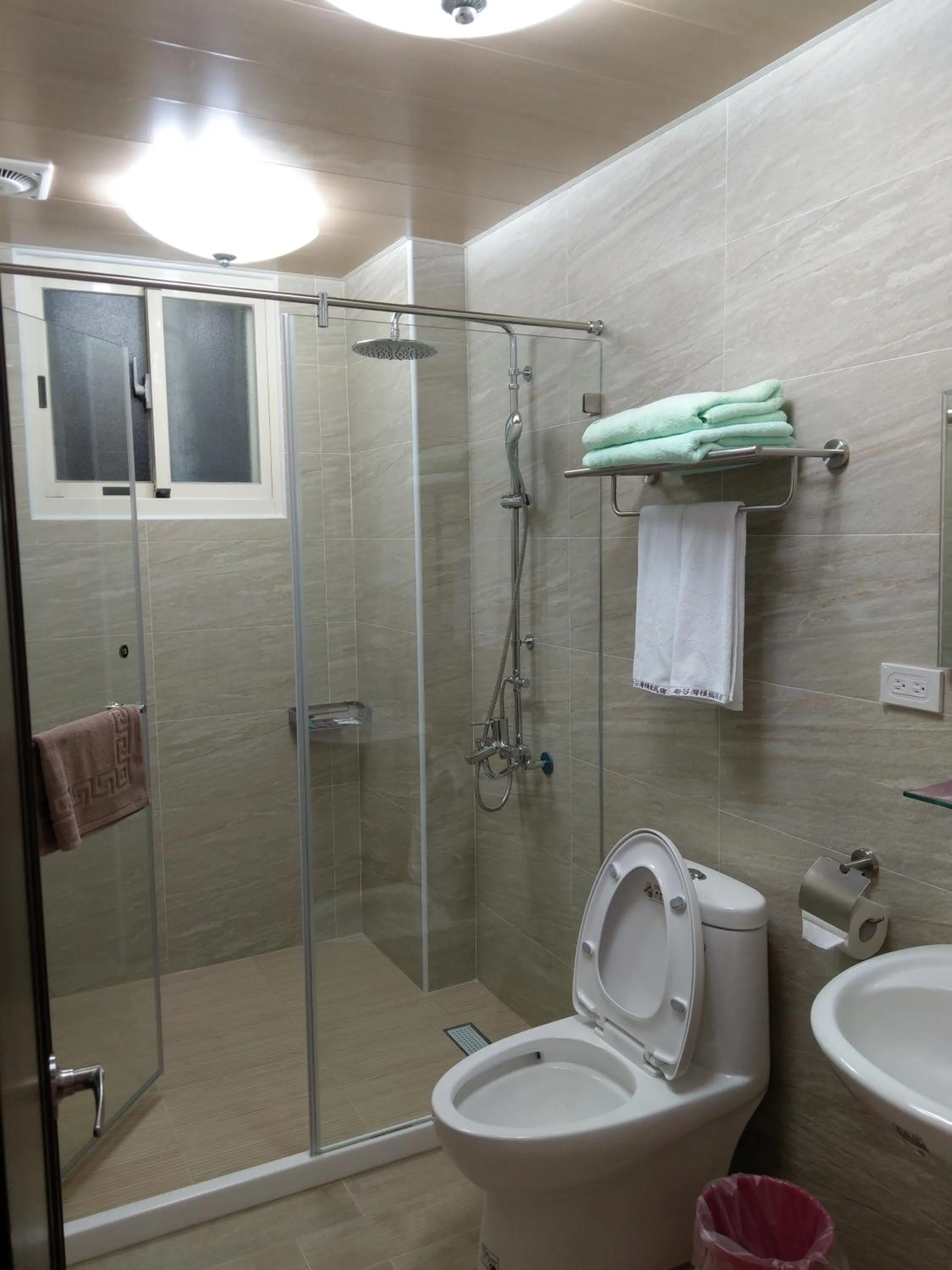 Queen Room with Balcony in Yan Sha Wan B&B