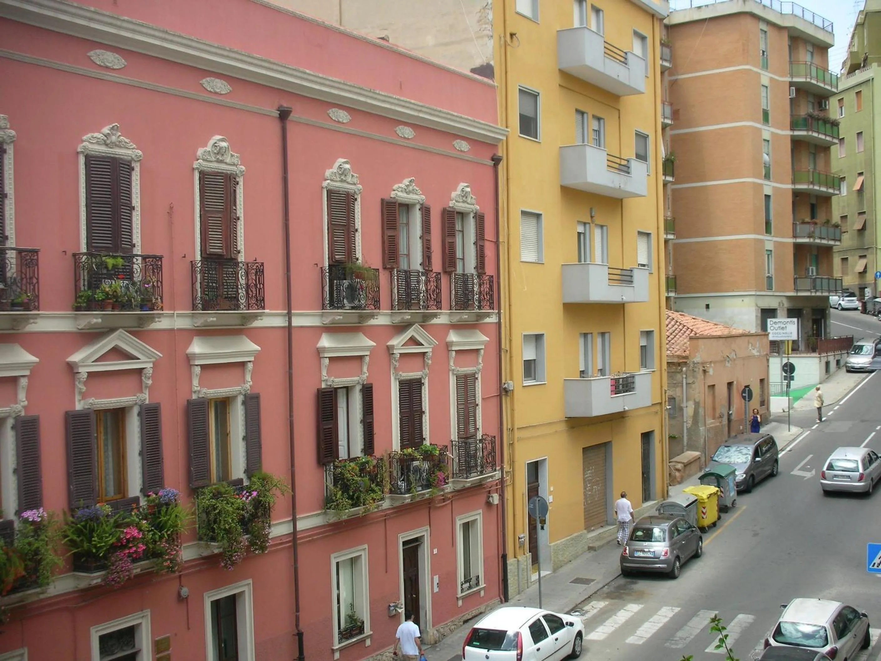 Facade/entrance in Lewisrooms Domo