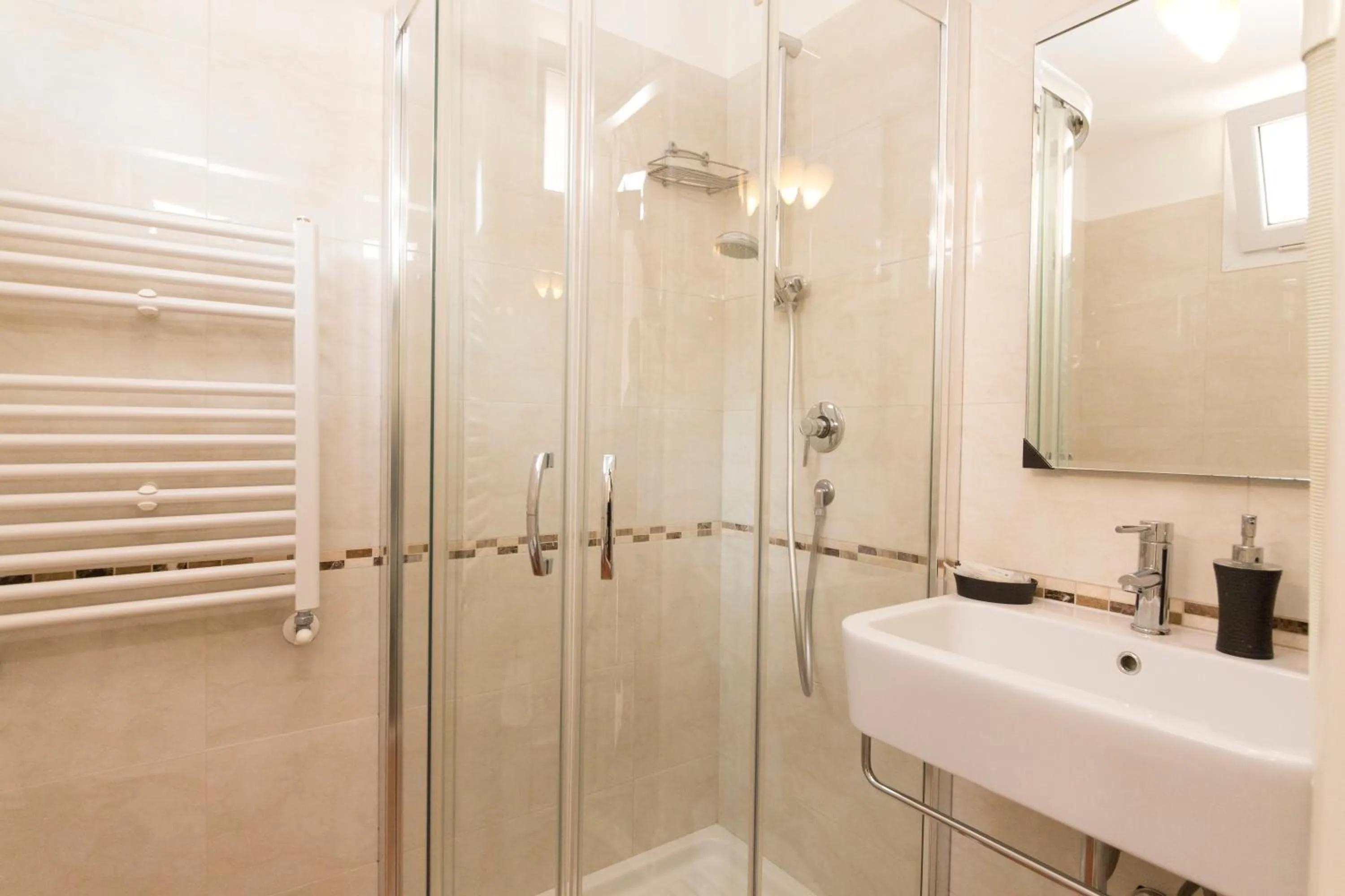 Bathroom in Lewisrooms Domo