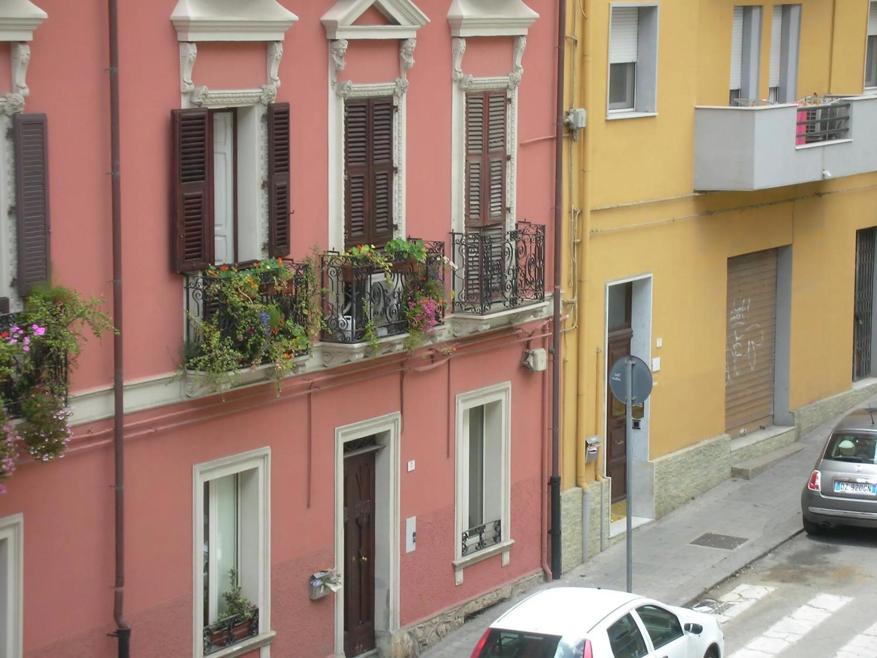 Facade/entrance in Lewisrooms Domo