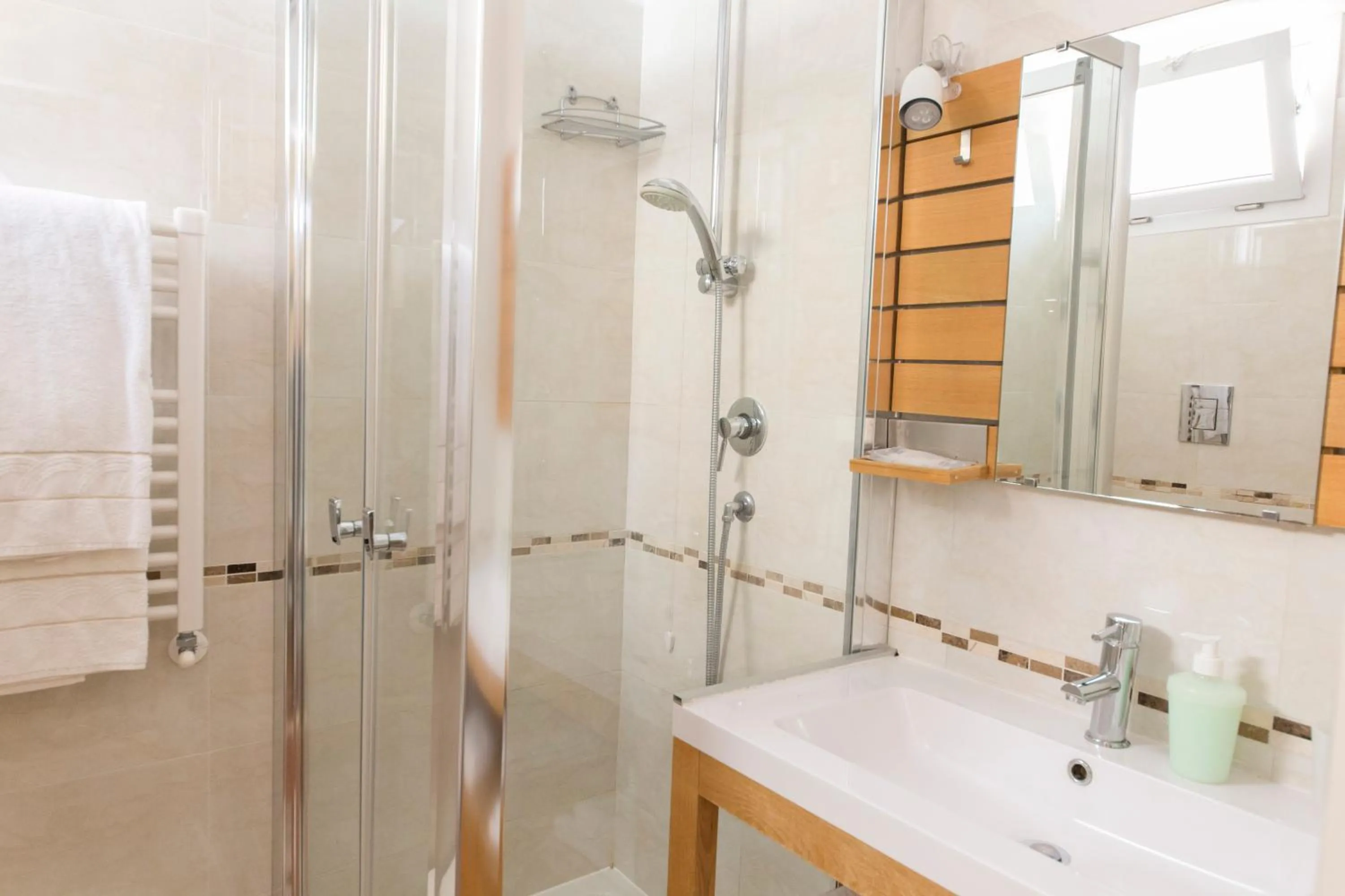 Bathroom in Lewisrooms Domo