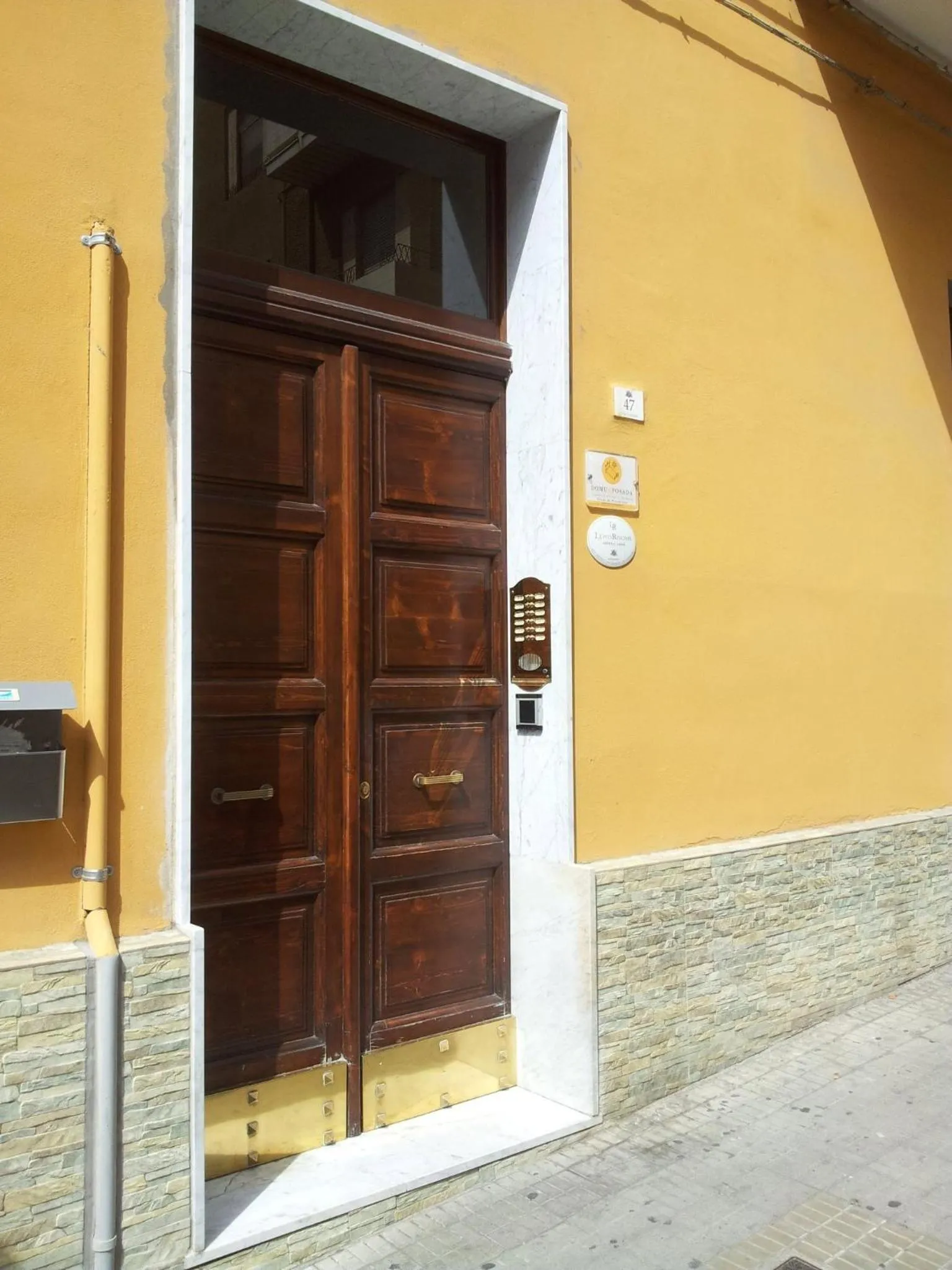 Facade/entrance in Lewisrooms Domo