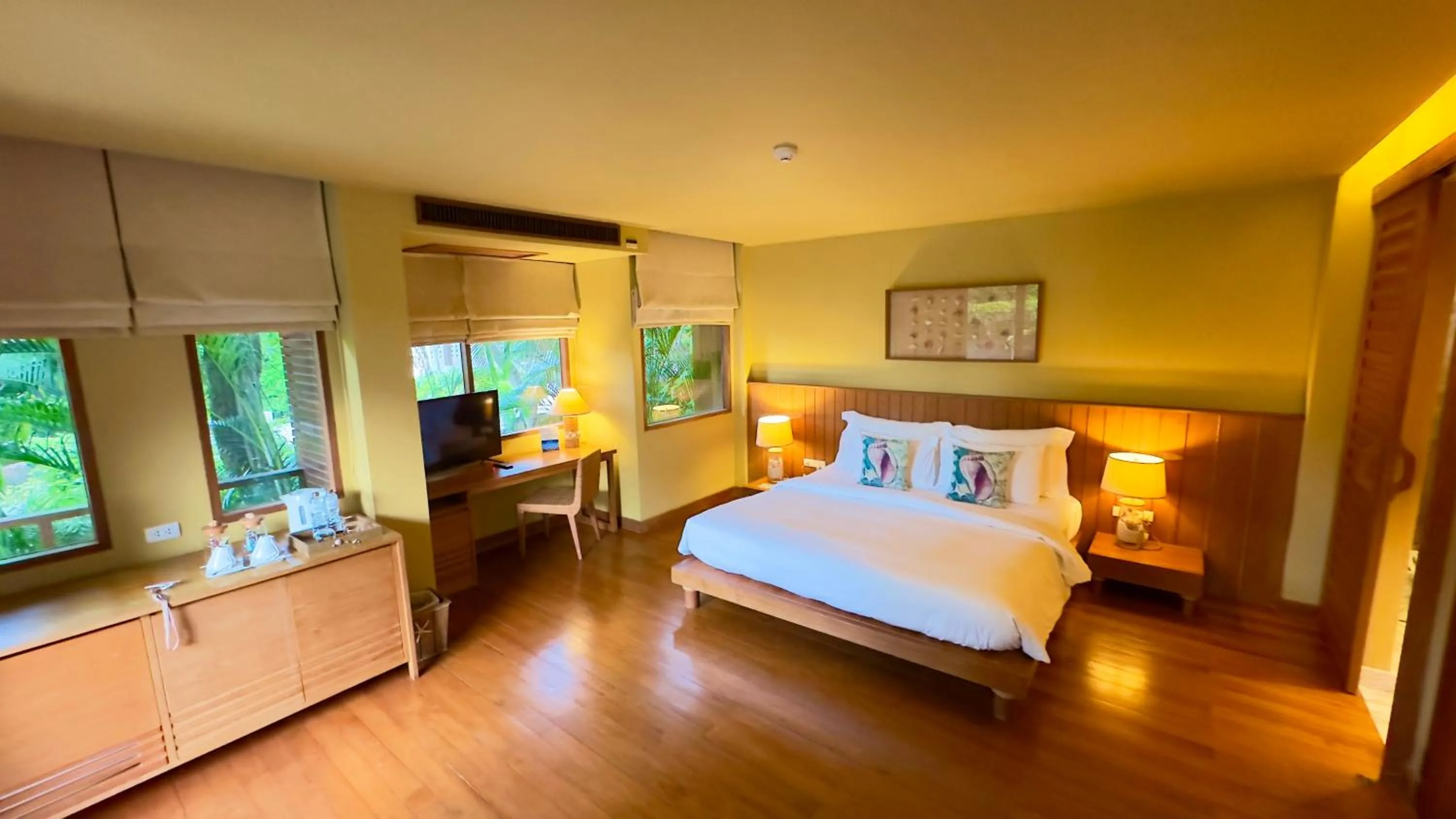 Bed in Deva Beach Resort Samui