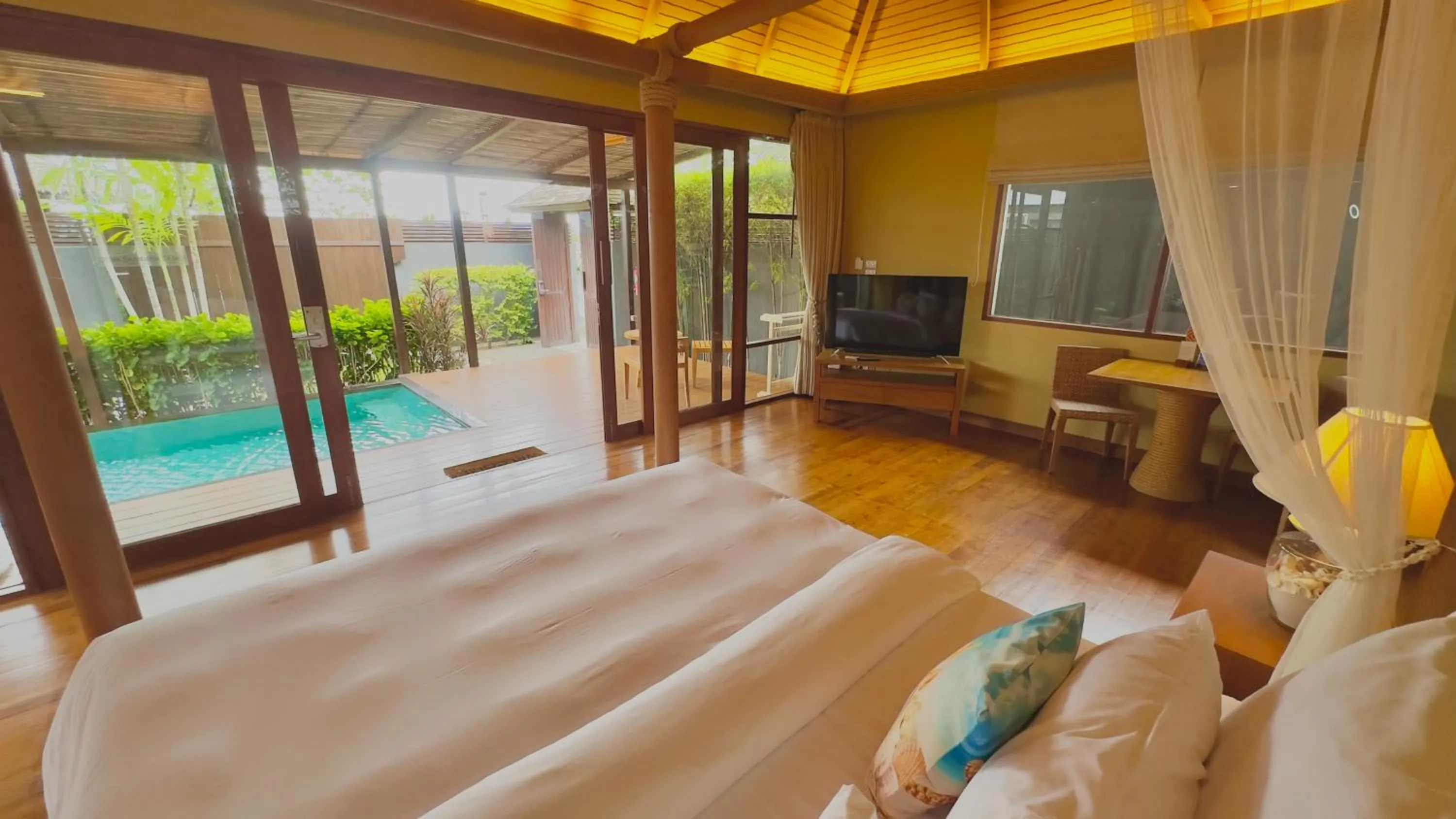 TV and multimedia, Bed in Deva Beach Resort Samui