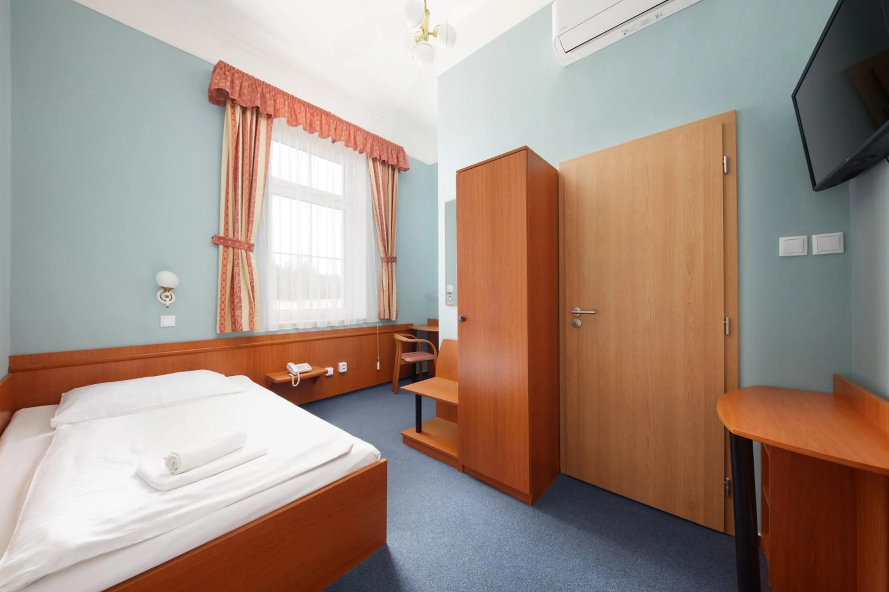 Bedroom, Bed in Hotel Nikolas