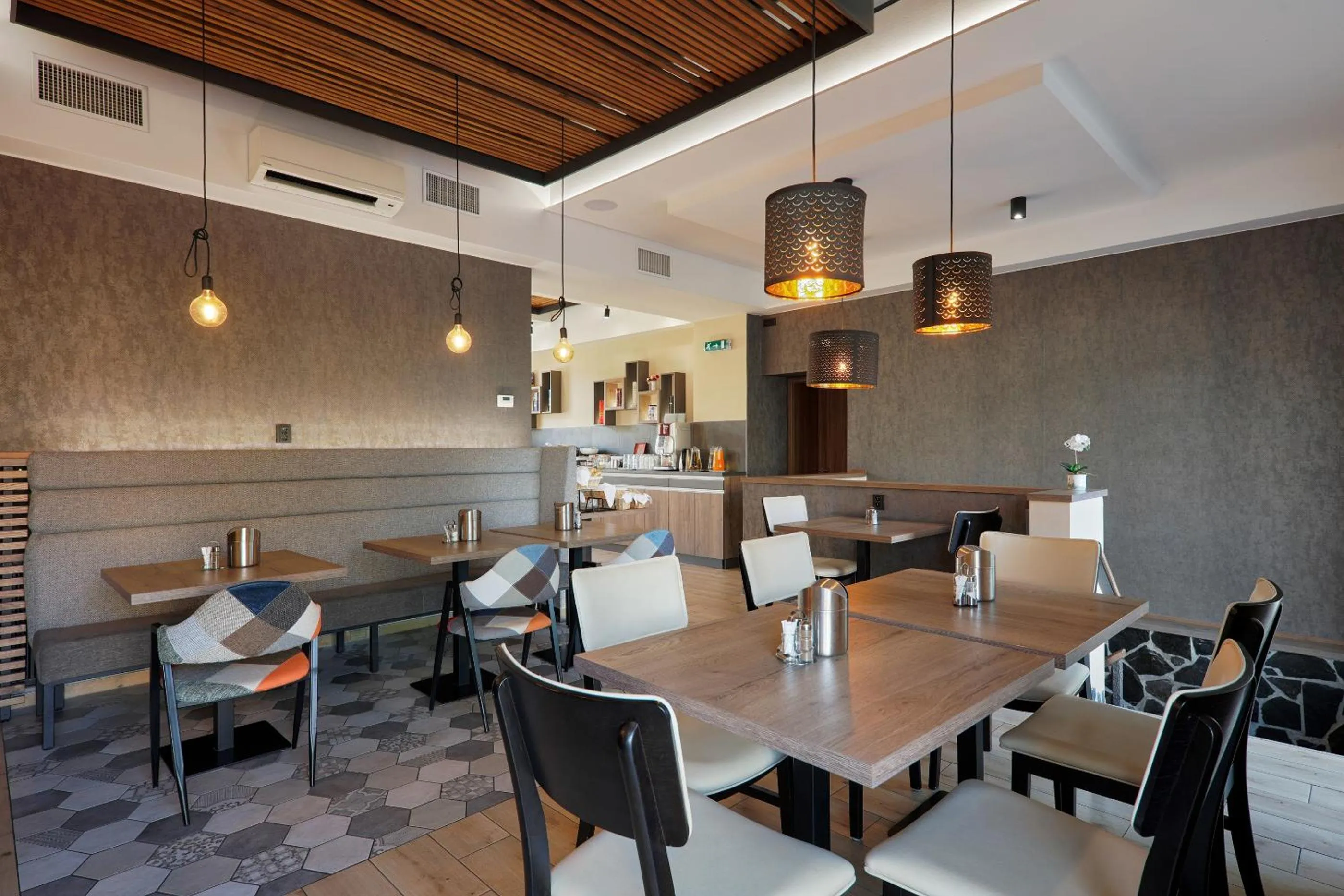 Restaurant/places to eat in Hotel Nikolas