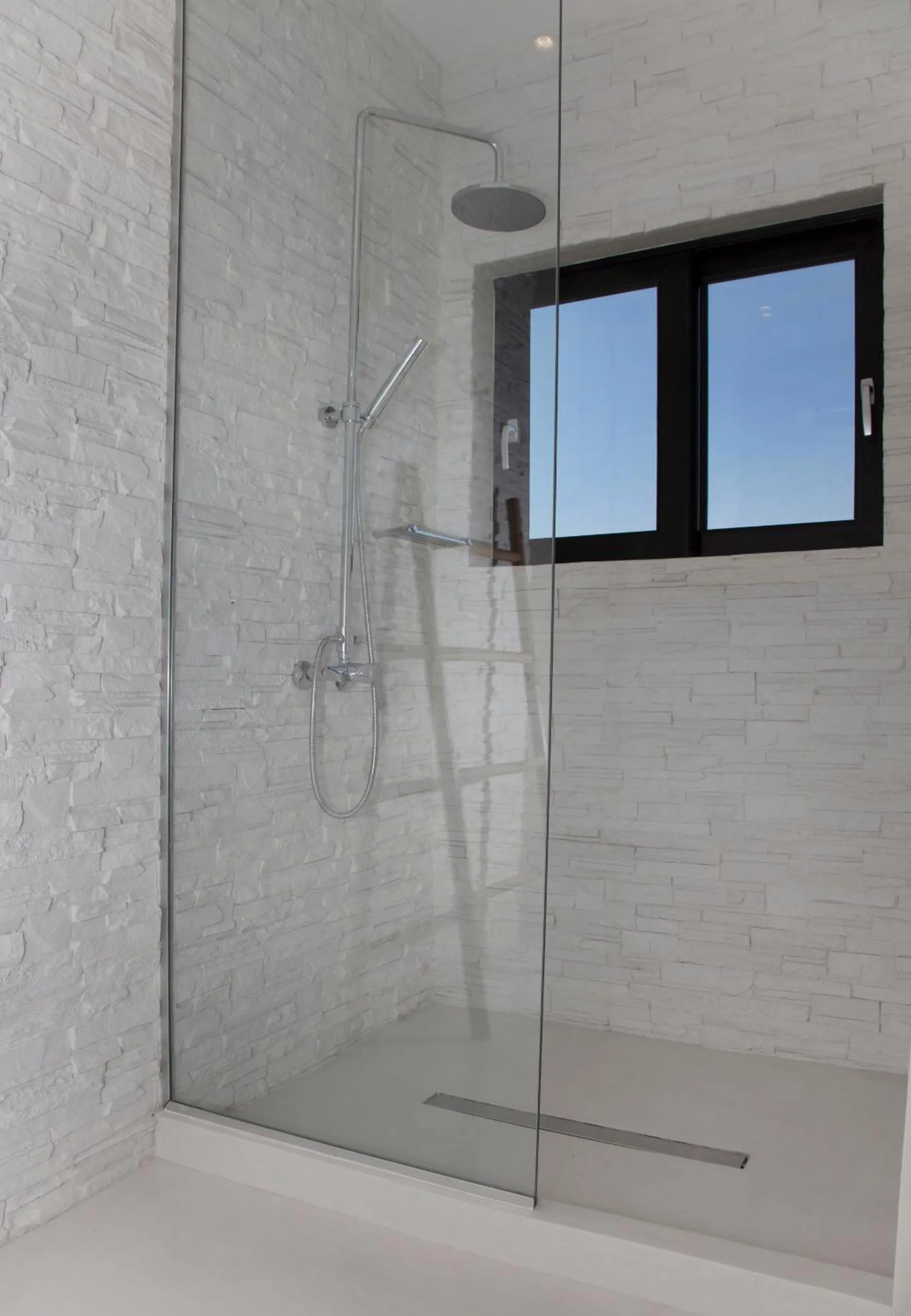 Bathroom in Luxury Penthouse touching the Acropolis by GHH