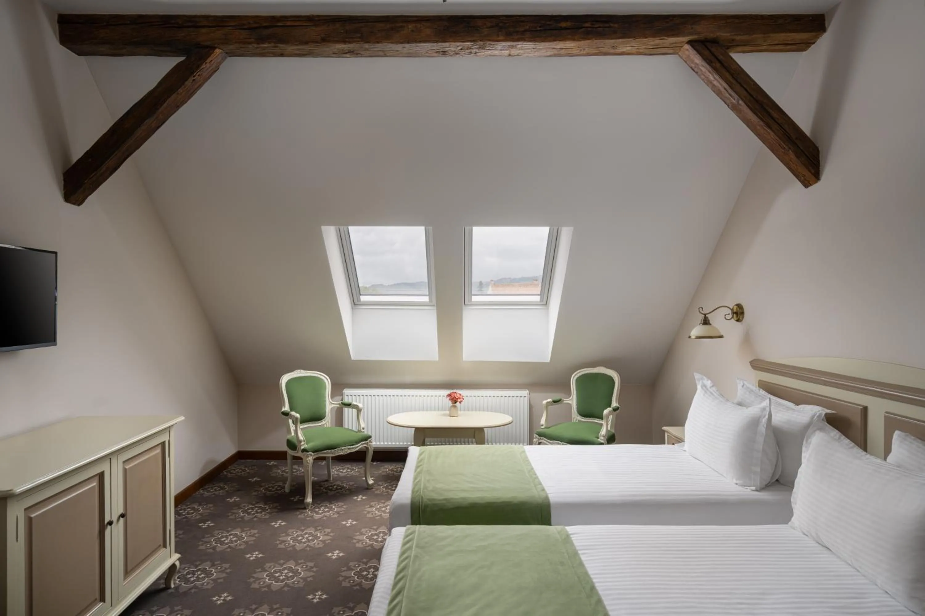 Family, Bed in Hotel Leul de Aur