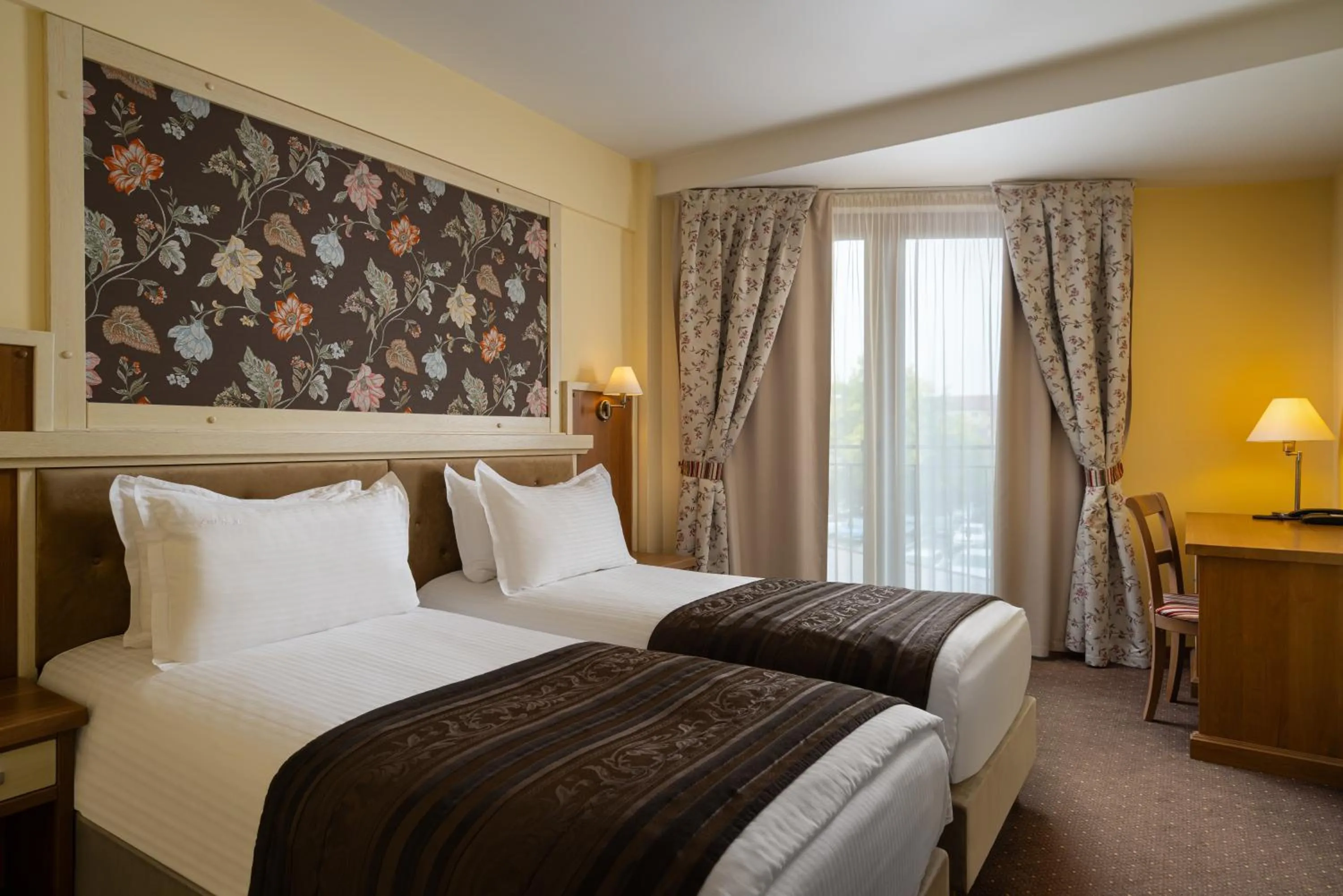 Shower, Bed in Hotel Leul de Aur