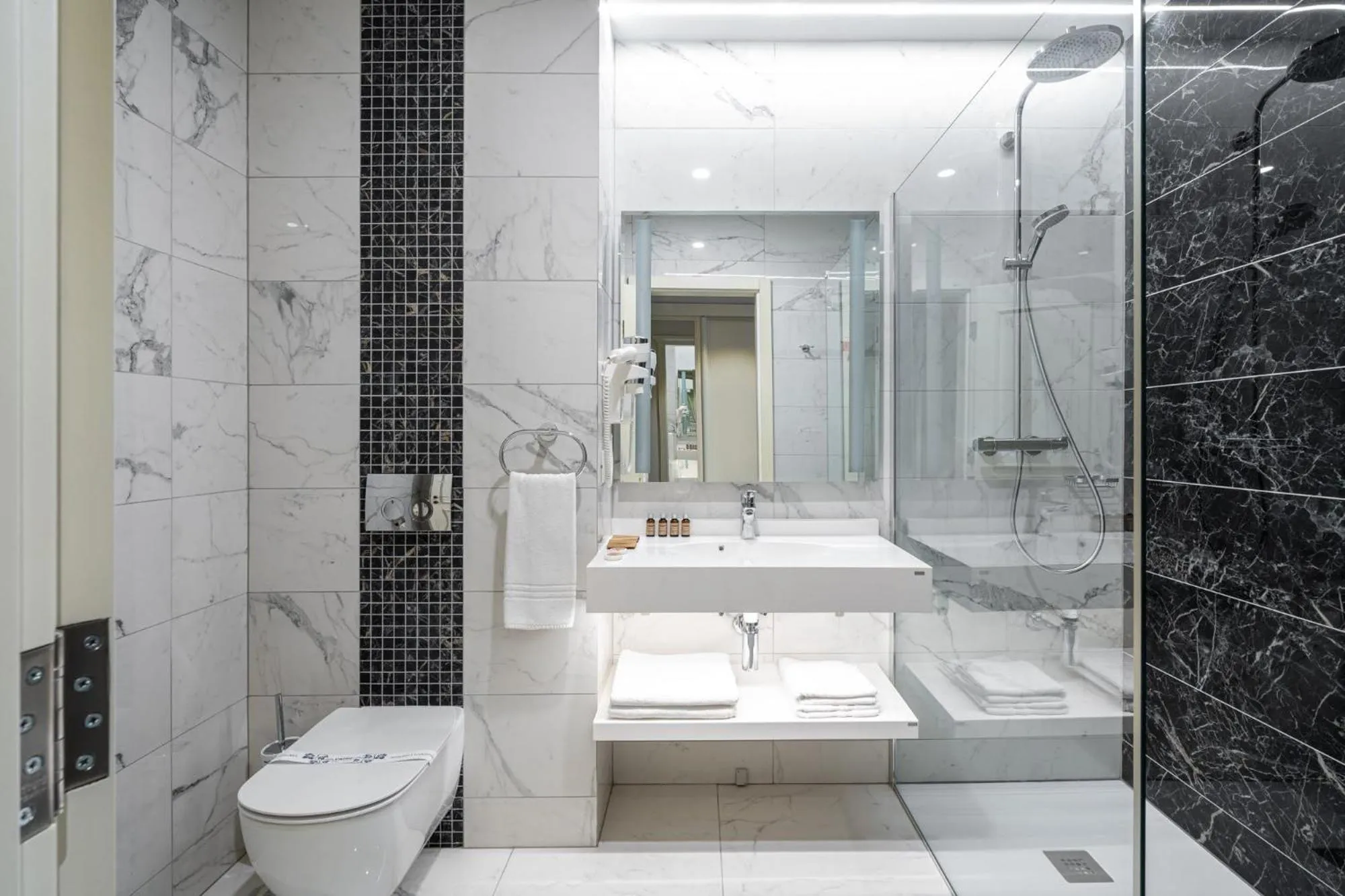 Shower in Hotel Leul de Aur