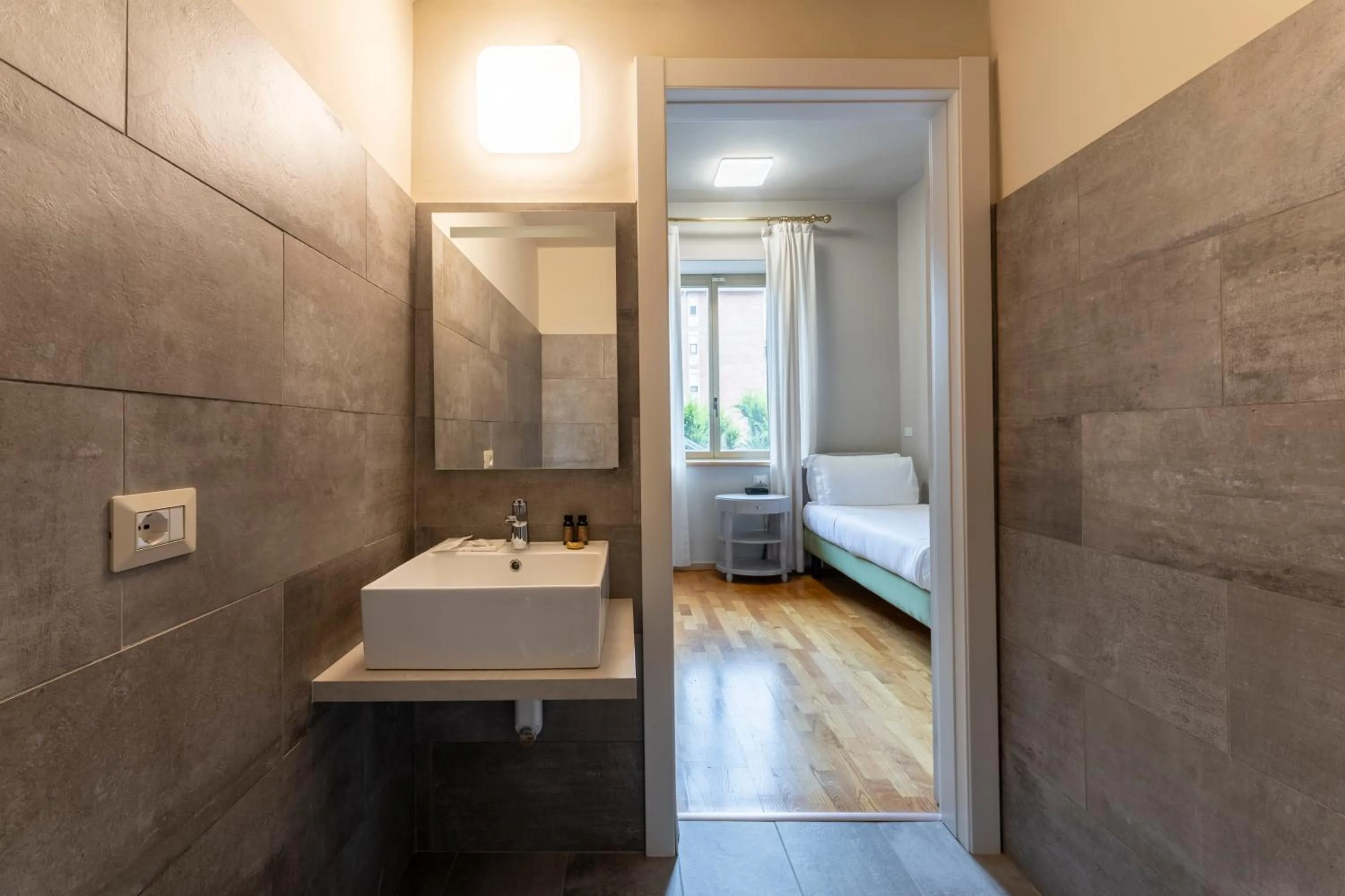 Bathroom, Bed in Hotel Astoria