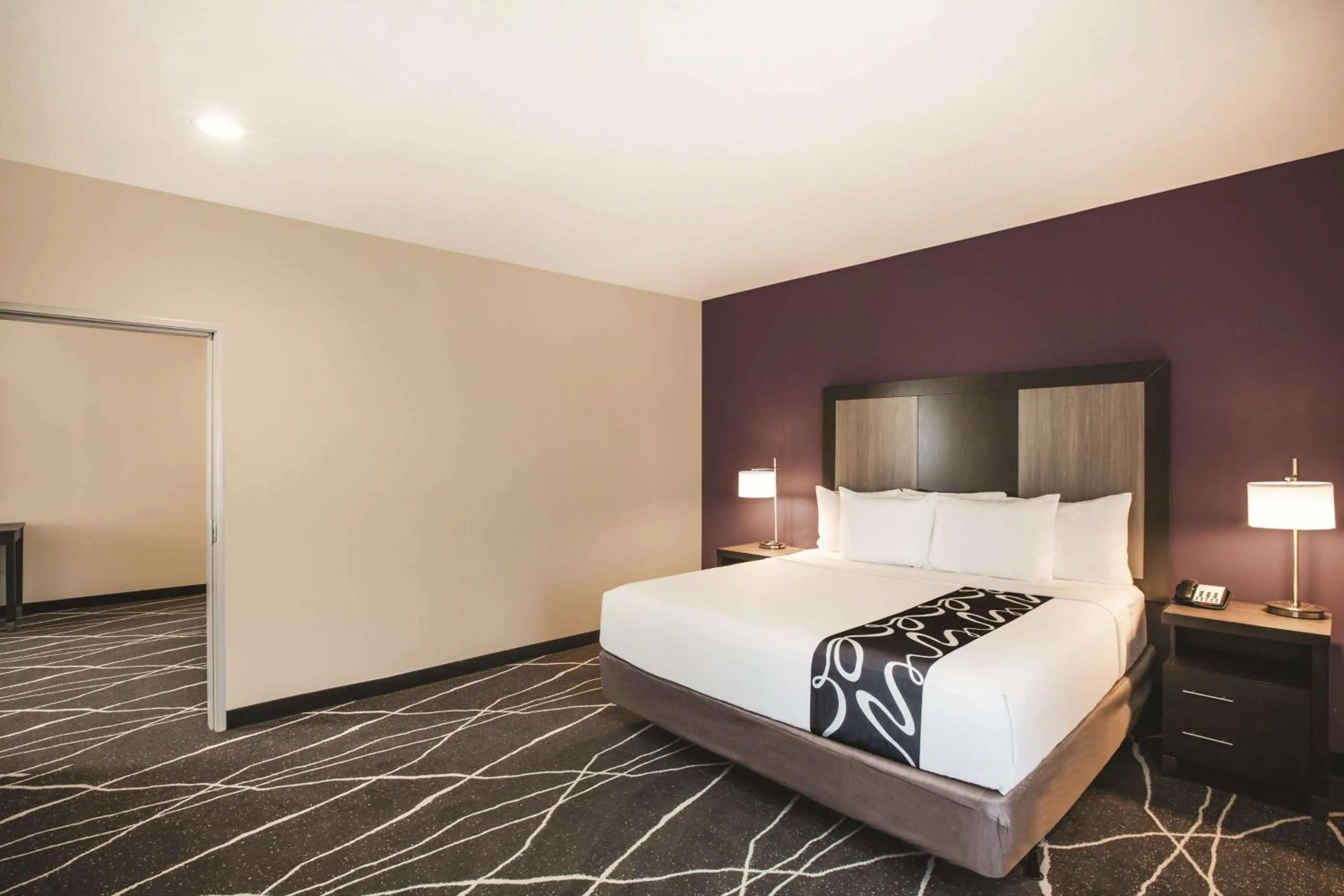 Photo of the whole room, Bed in La Quinta by Wyndham Dallas Northeast-Arboretum