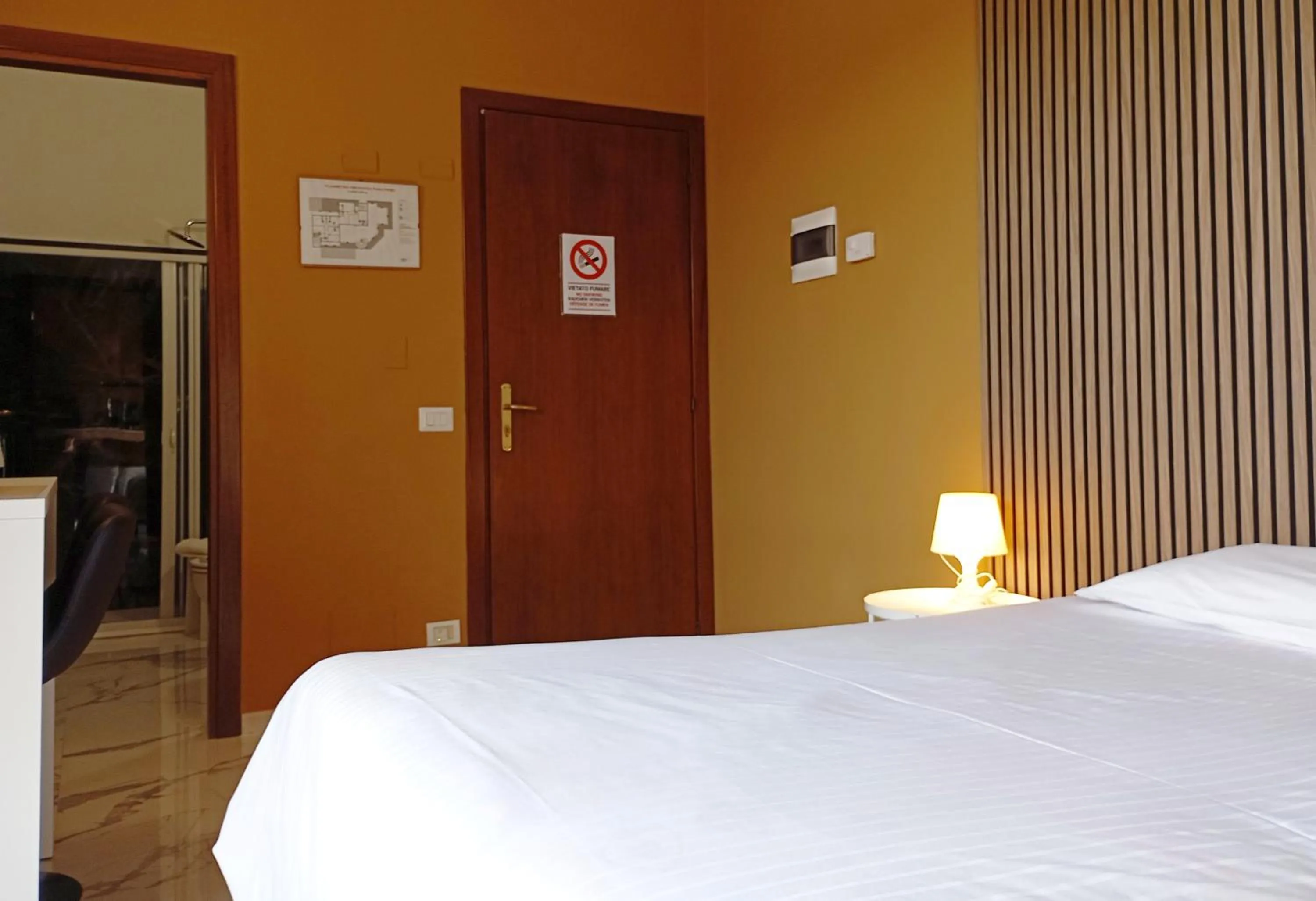 Bathroom, Bed in Il Leone D'Oro