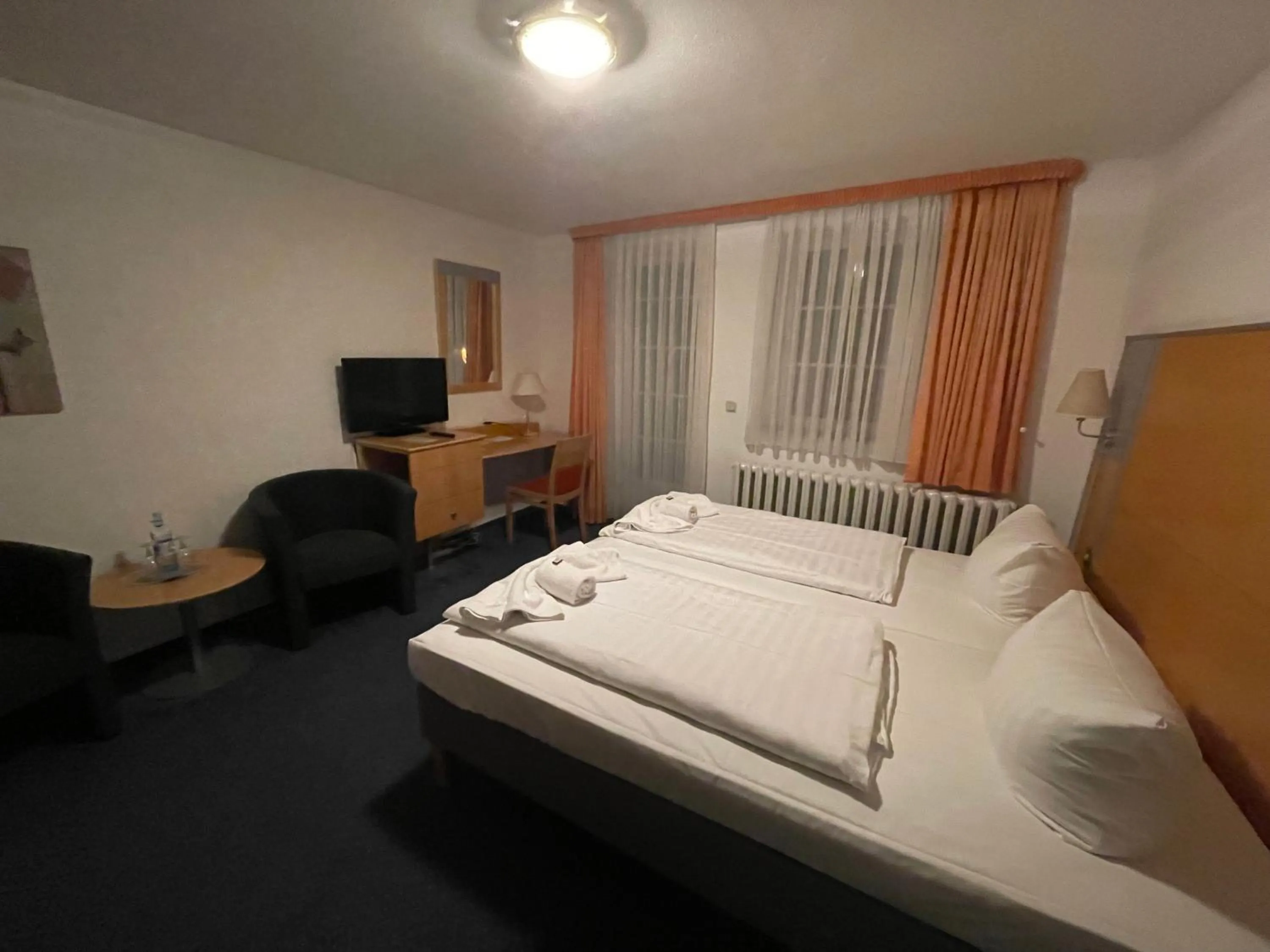 Text overlay, Bed in Hotel Zum Strand