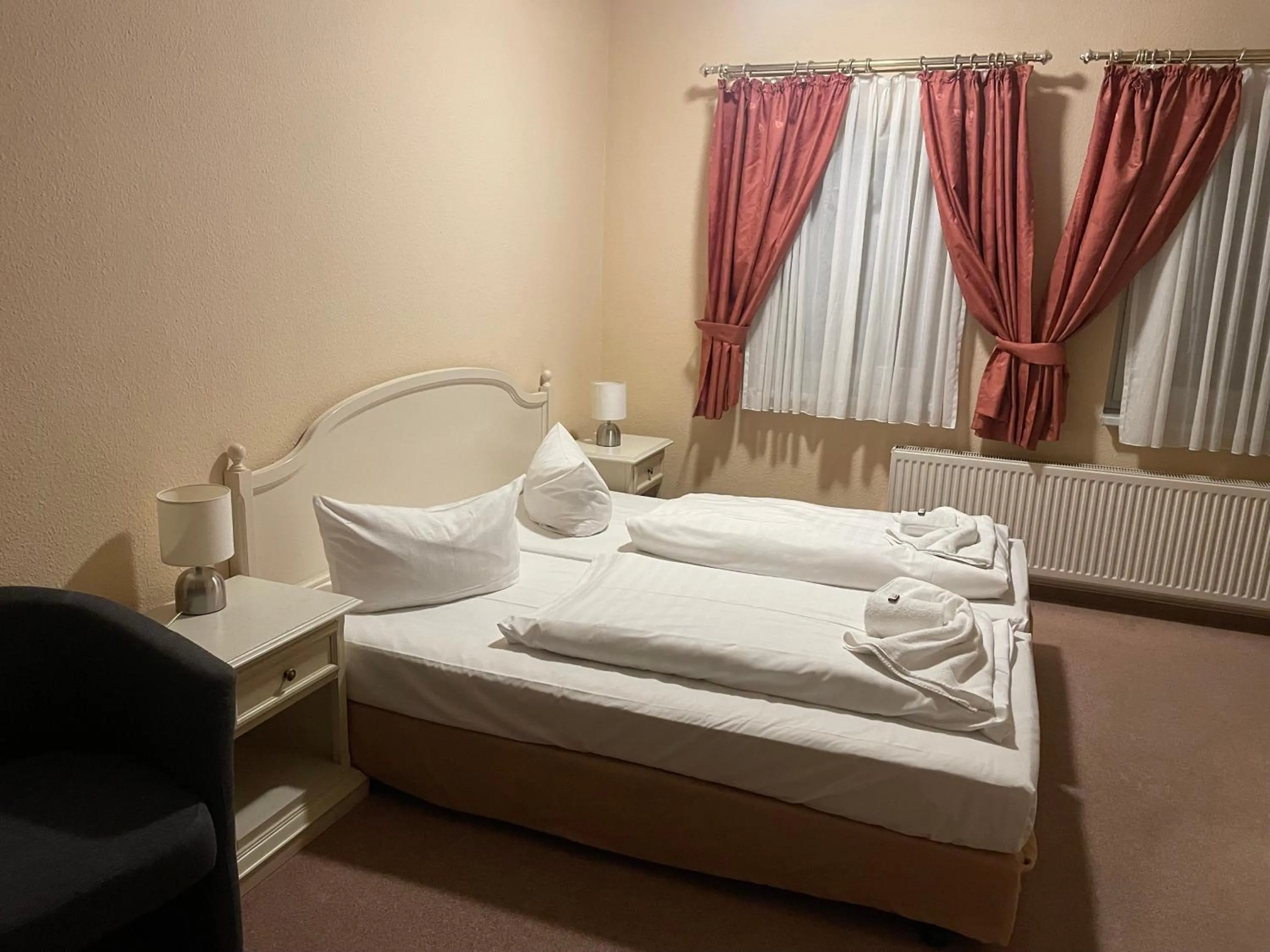 Bedroom, Bed in Hotel Zum Strand