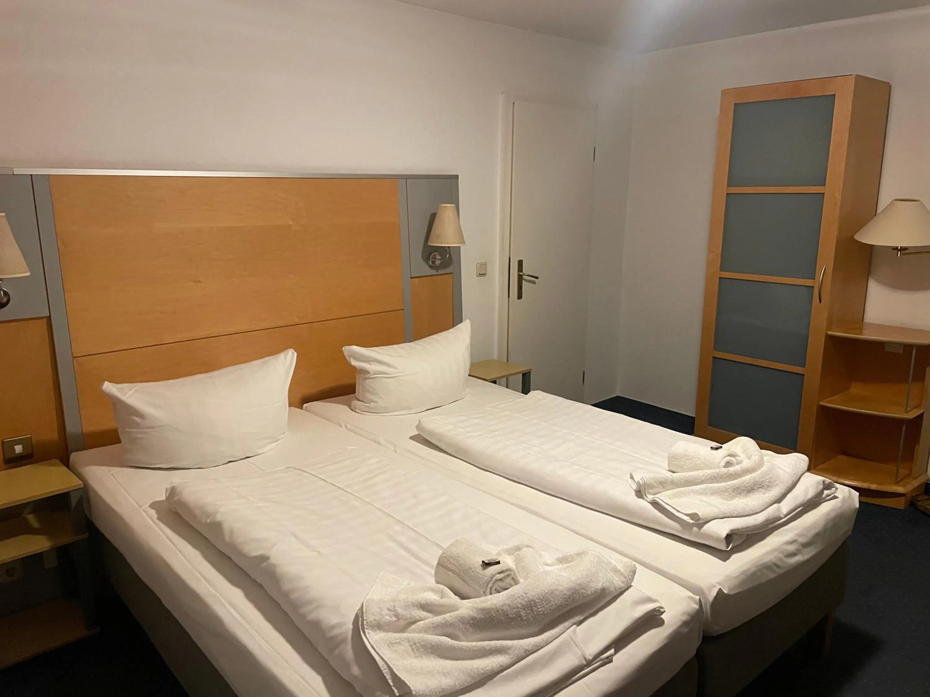 Bedroom, Bed in Hotel Zum Strand