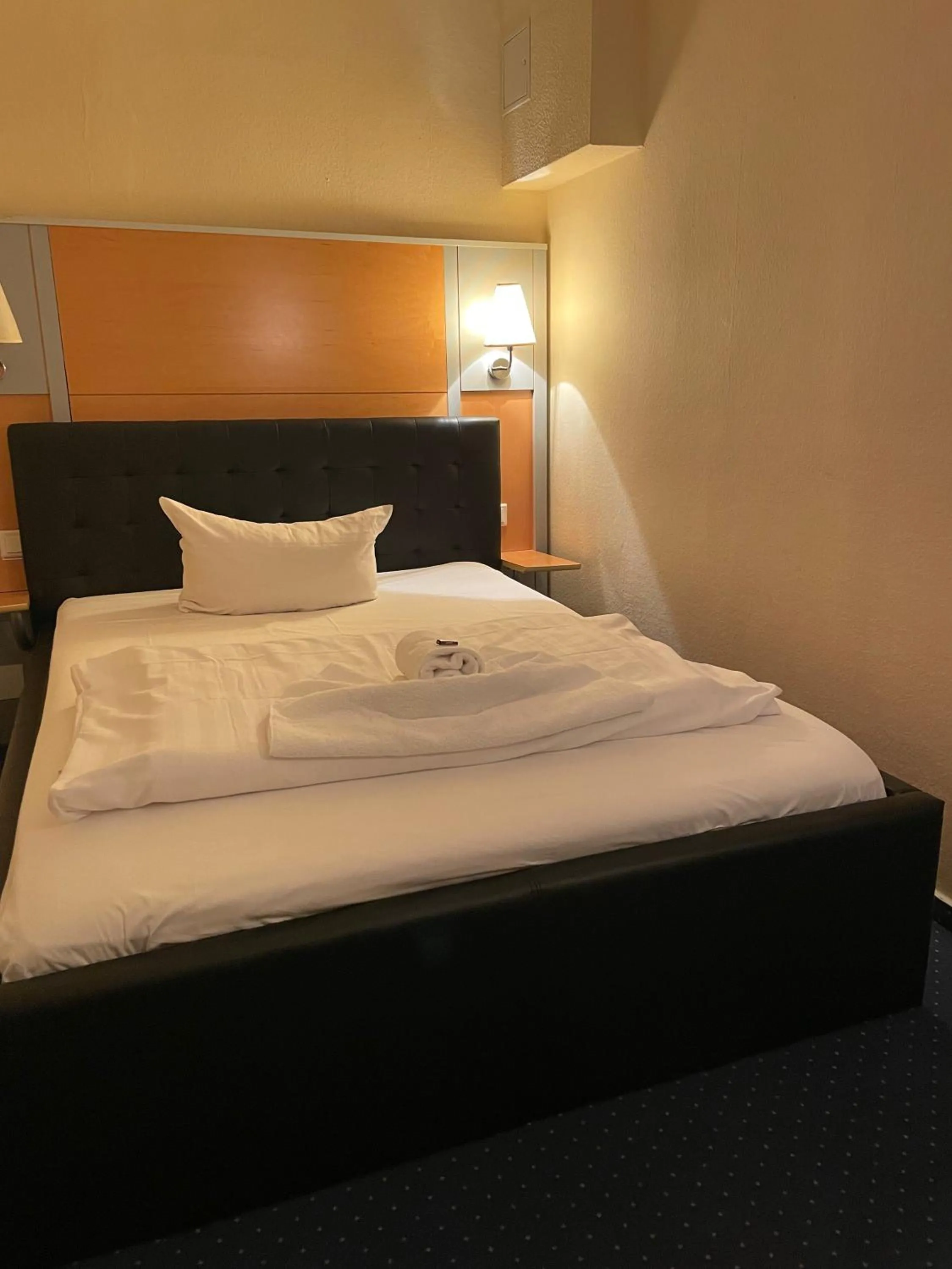 Bedroom, Bed in Hotel Zum Strand