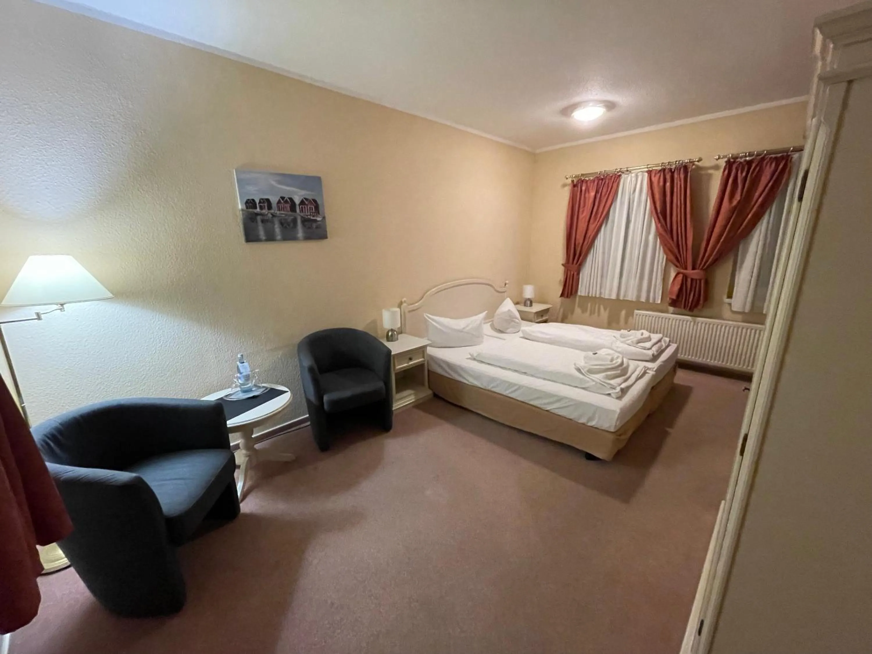 Bedroom, Bed in Hotel Zum Strand