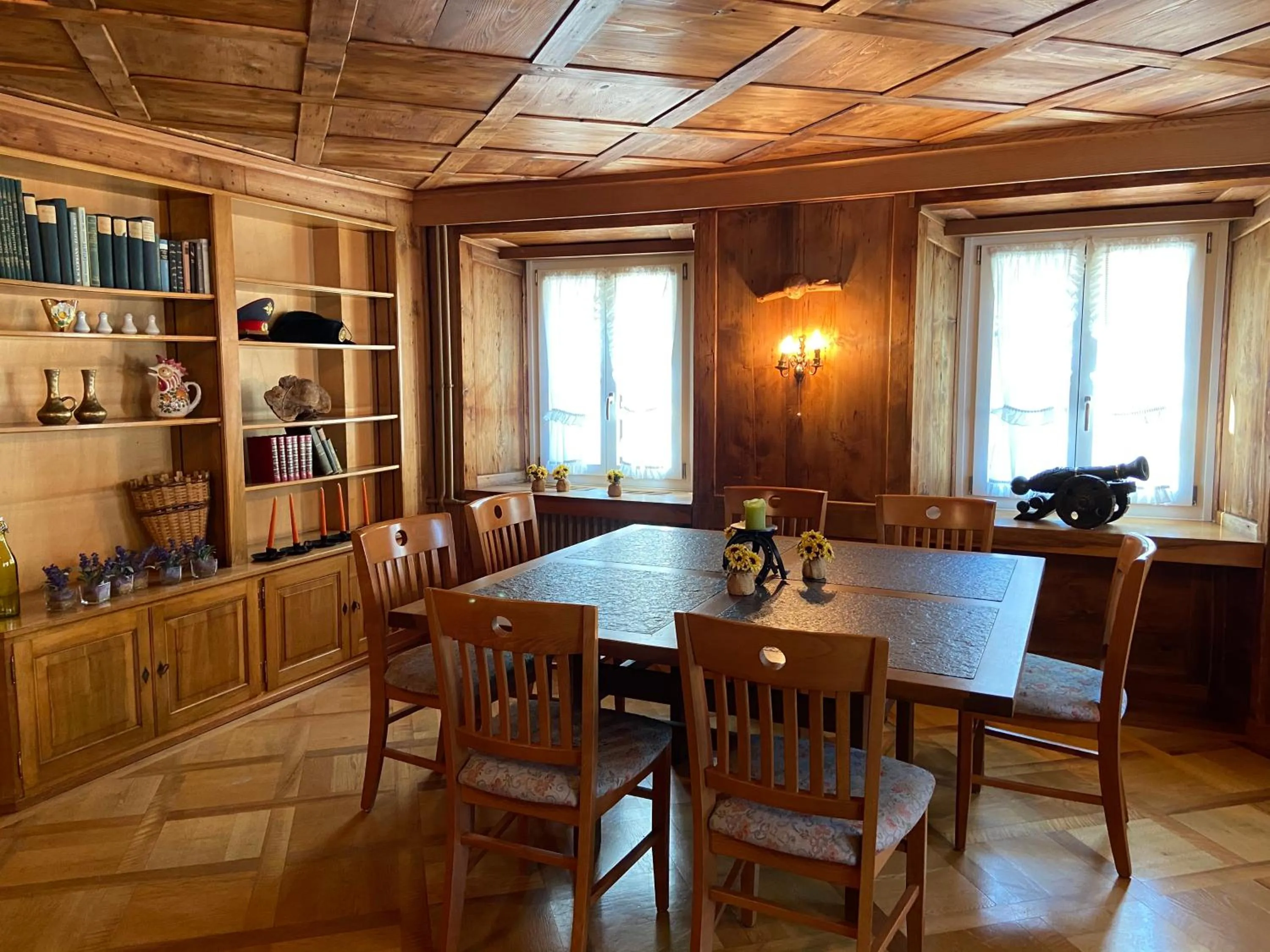 Library in Weisses Rössli only Bed & Breakfast self check-in mit Sauna extra