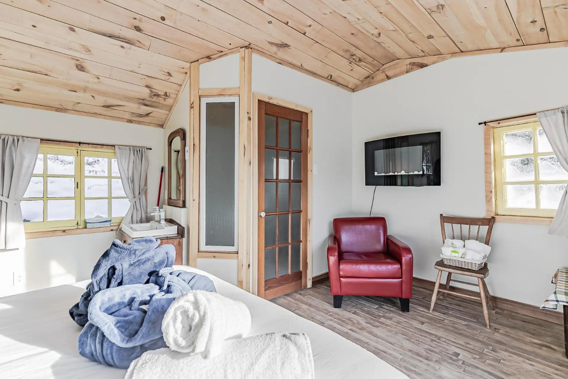 Photo of the whole room, Bed in Auberge Spa & Beaux Reves