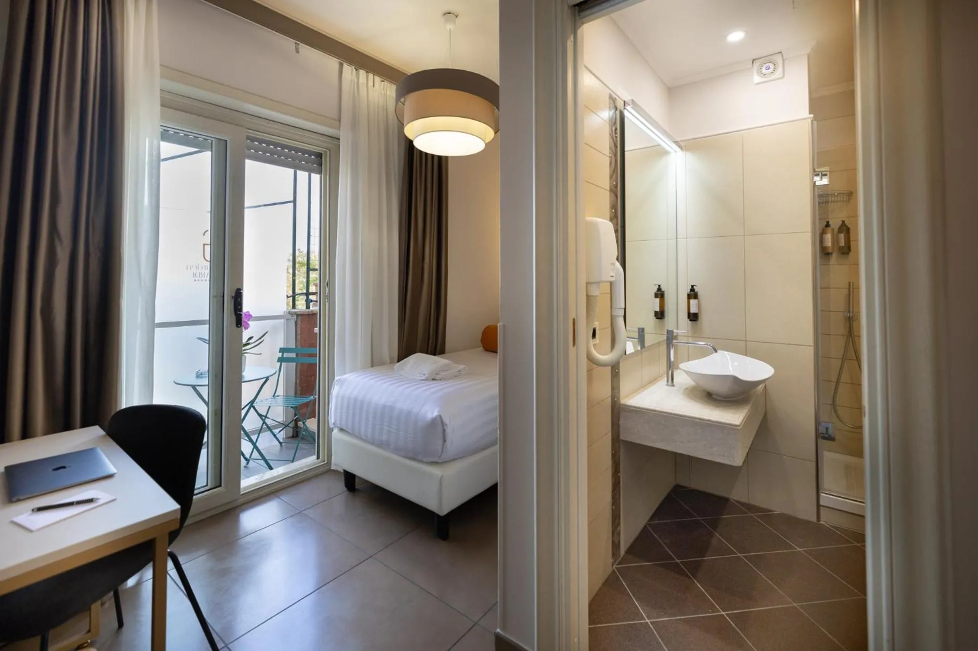 Shower, Bed in Zaccardi Roof Garden