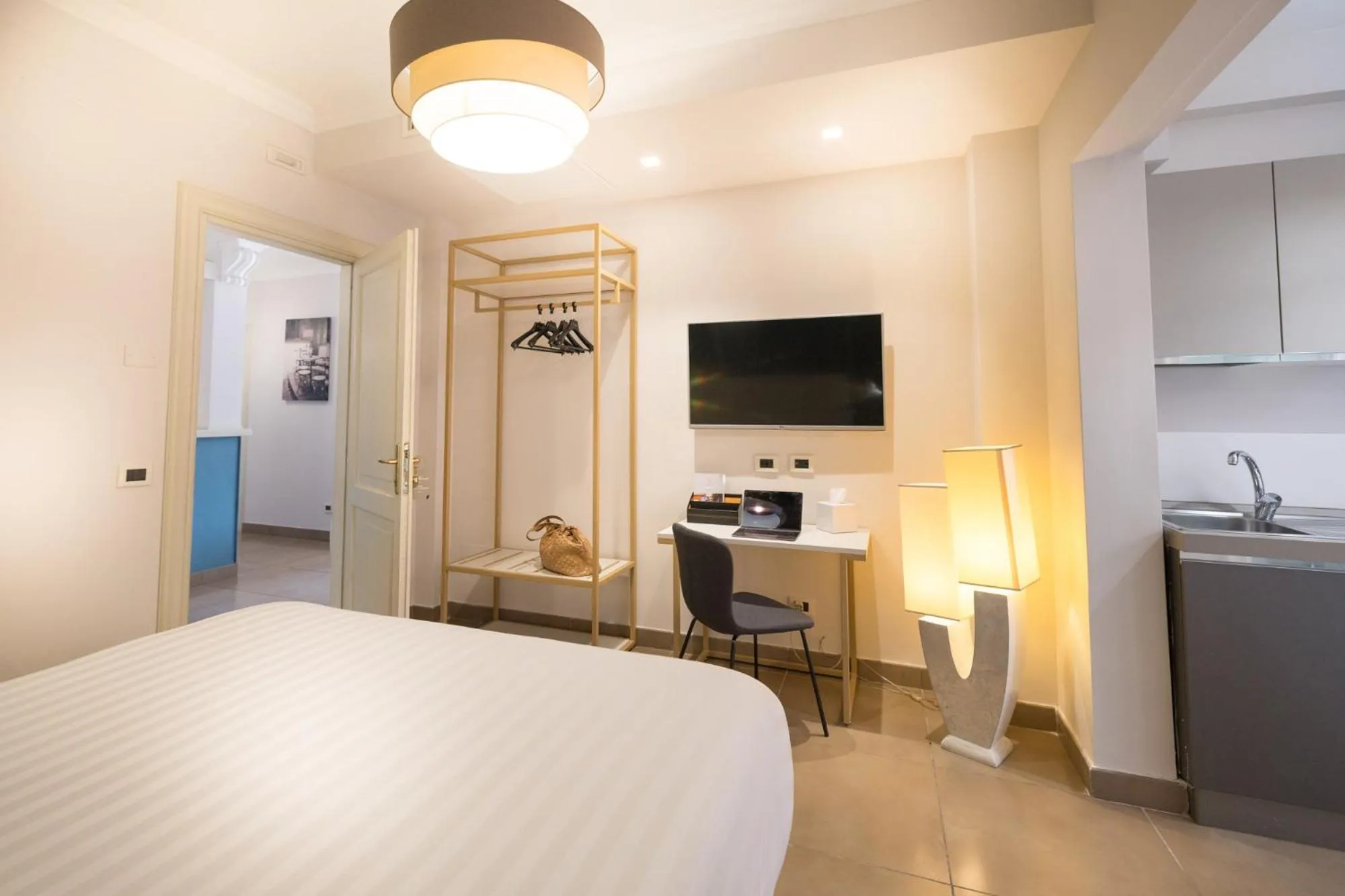 hair dresser, Bed in Zaccardi Roof Garden