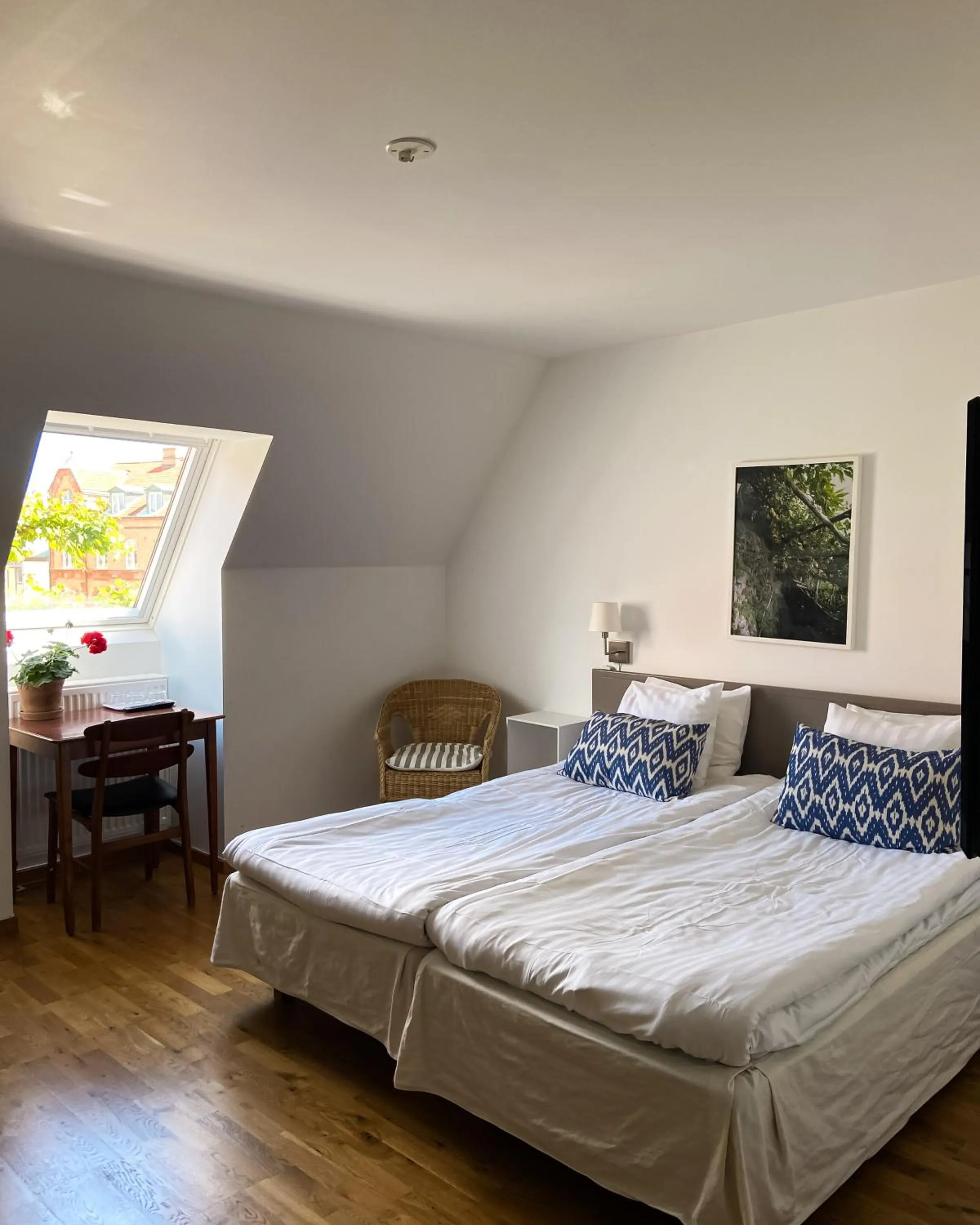 Photo of the whole room in Gårdens & Apotekarns B&B