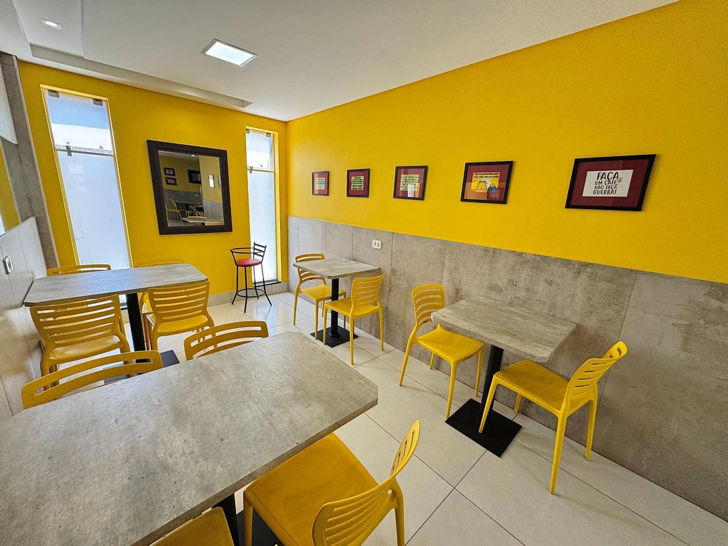 Restaurant/places to eat in Hotel Avalon Maringá Econômico