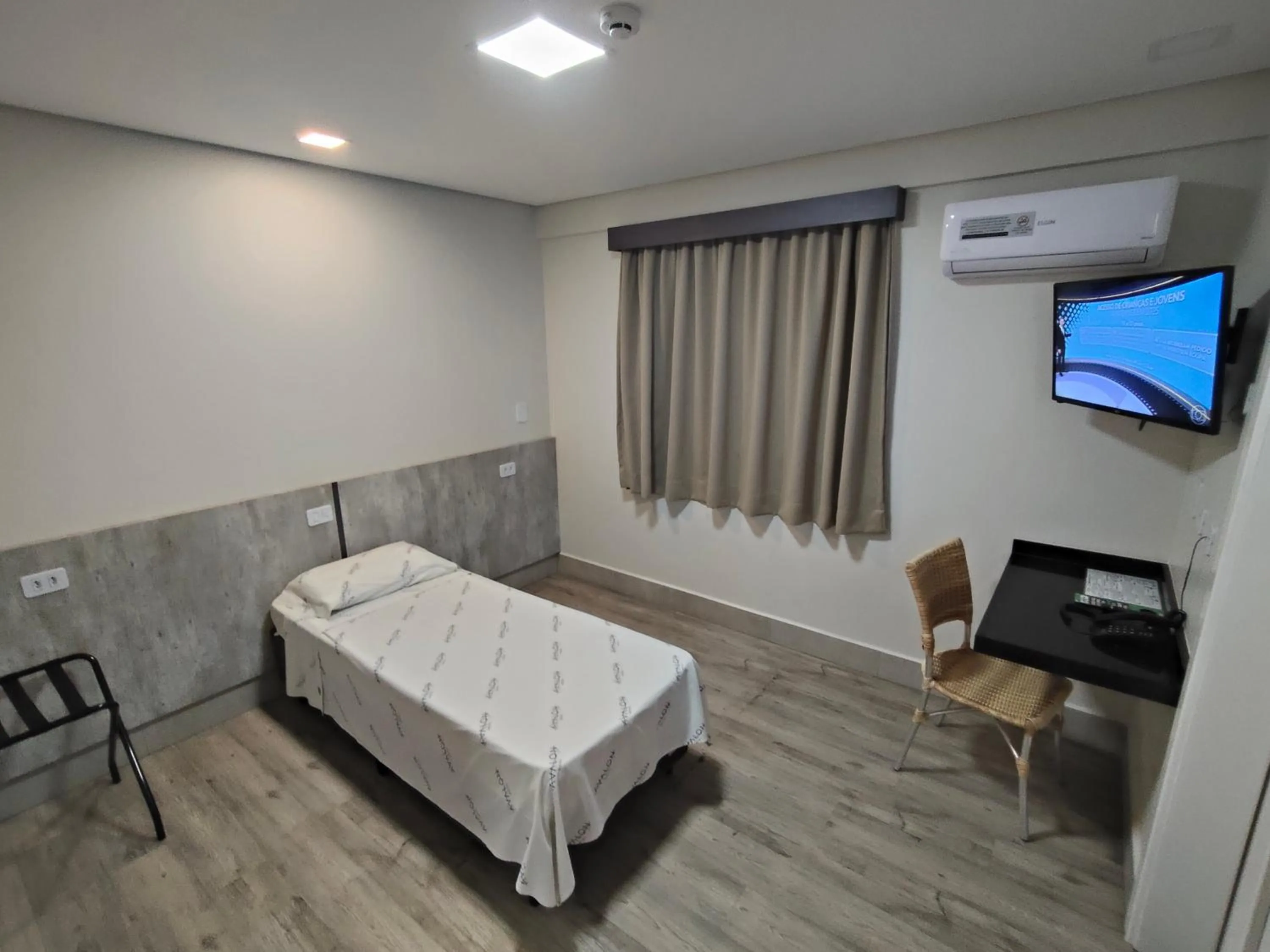 Photo of the whole room, Bed in Hotel Avalon Maringá Econômico